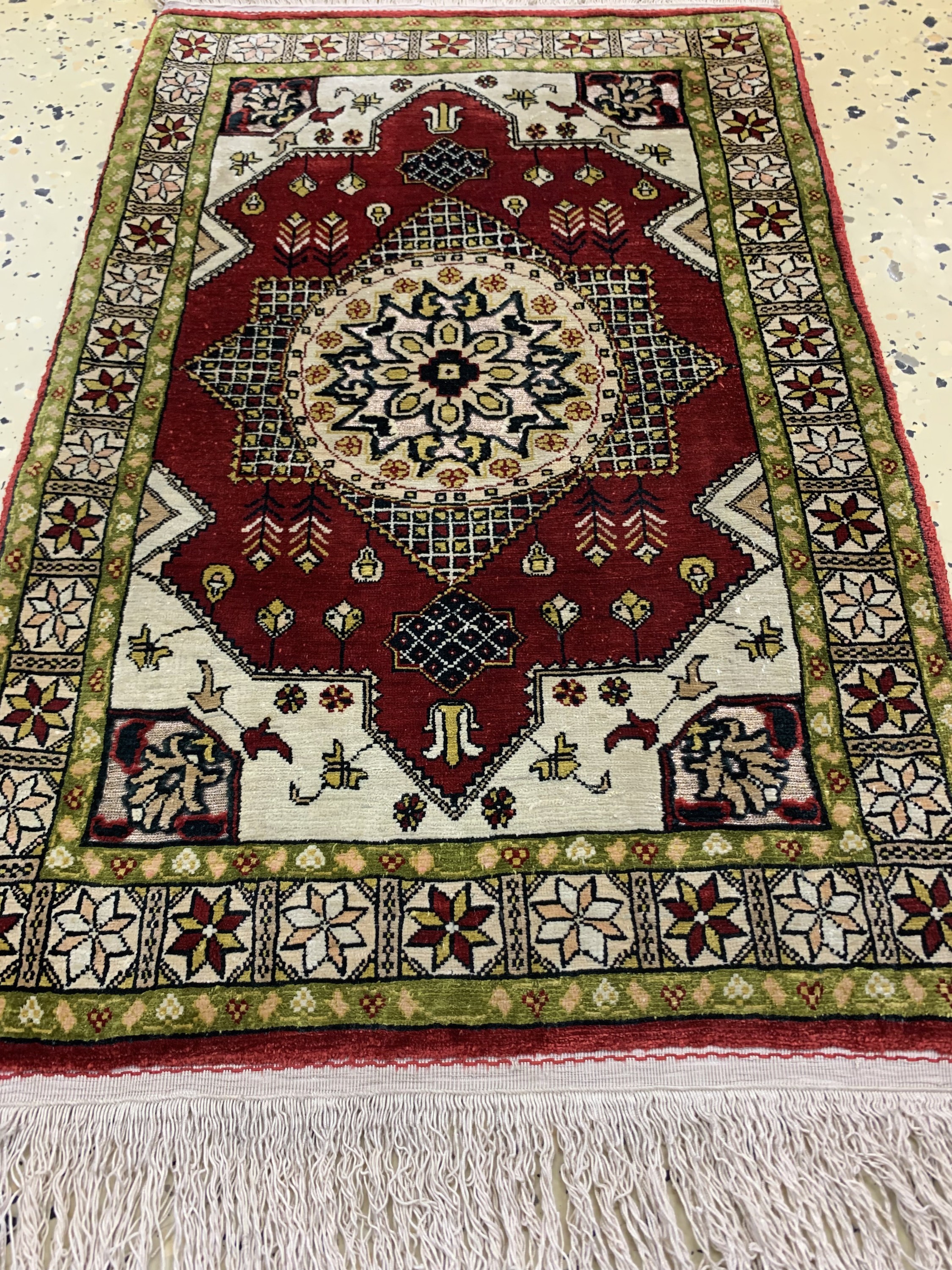 Detail c: Hereke Seide fein, Türkei, Mitte 20.Jhd, reine Naturseide"Metallbroschiert", ca. 51 x 31 cm, EHZ: 1