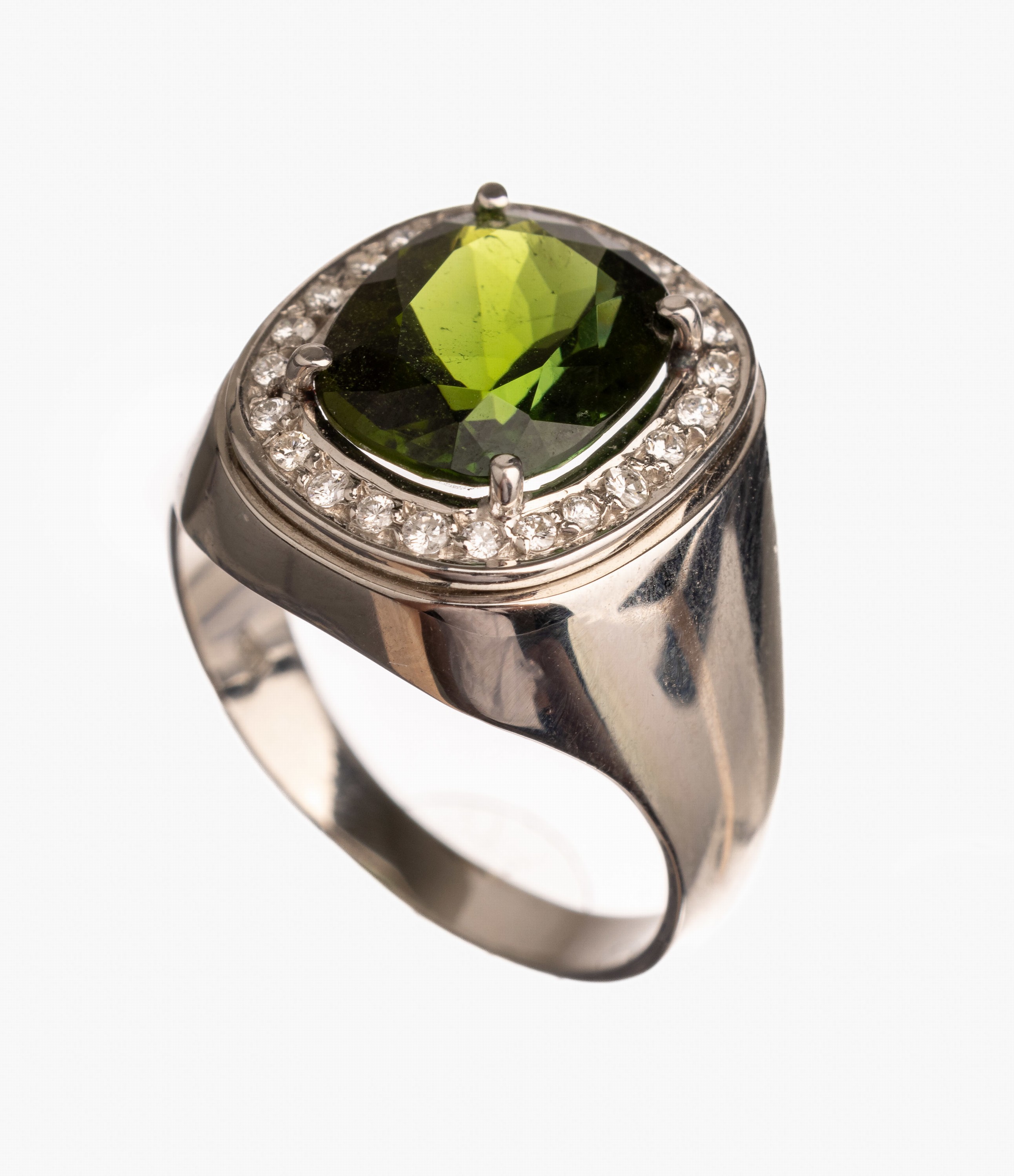 14 kt Gold Turmalin-Brillant-Ring, WG 585/ 000, ovalfacett. Turmalin ca. 3.20 ct, umgeben von 24 Brillanten zus. ca. 0.24 ct Weiß/si, RW 57.5 g, ...