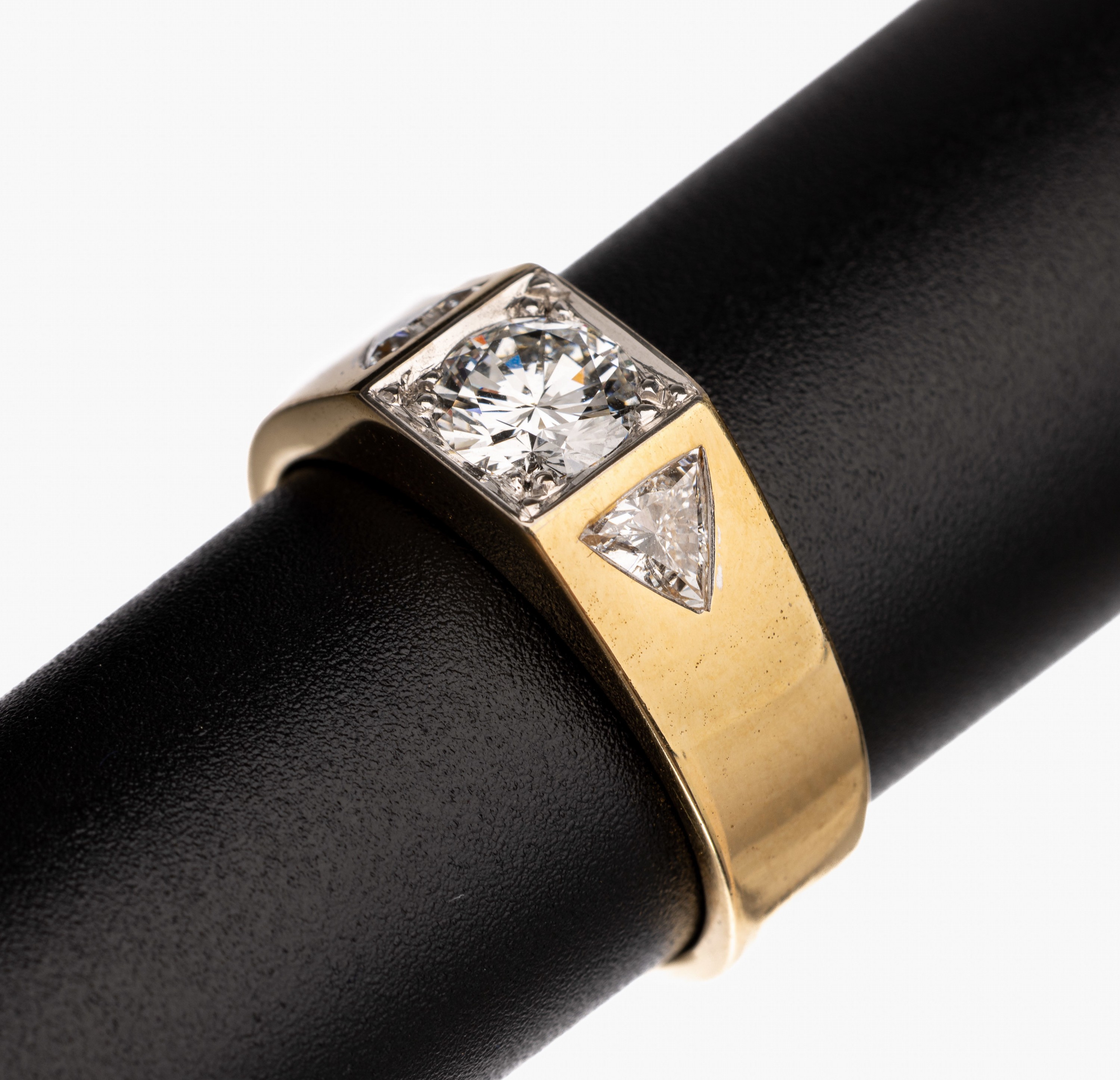 18 kt Gold Diamant-Bandring, GG/WG 750/000,Brillant in WG gefasst ca. 1.09 ct hochfeines Weiß/lupenrein, 2 Diamant-Triangel zus. ca. 0.56 ct feines ...