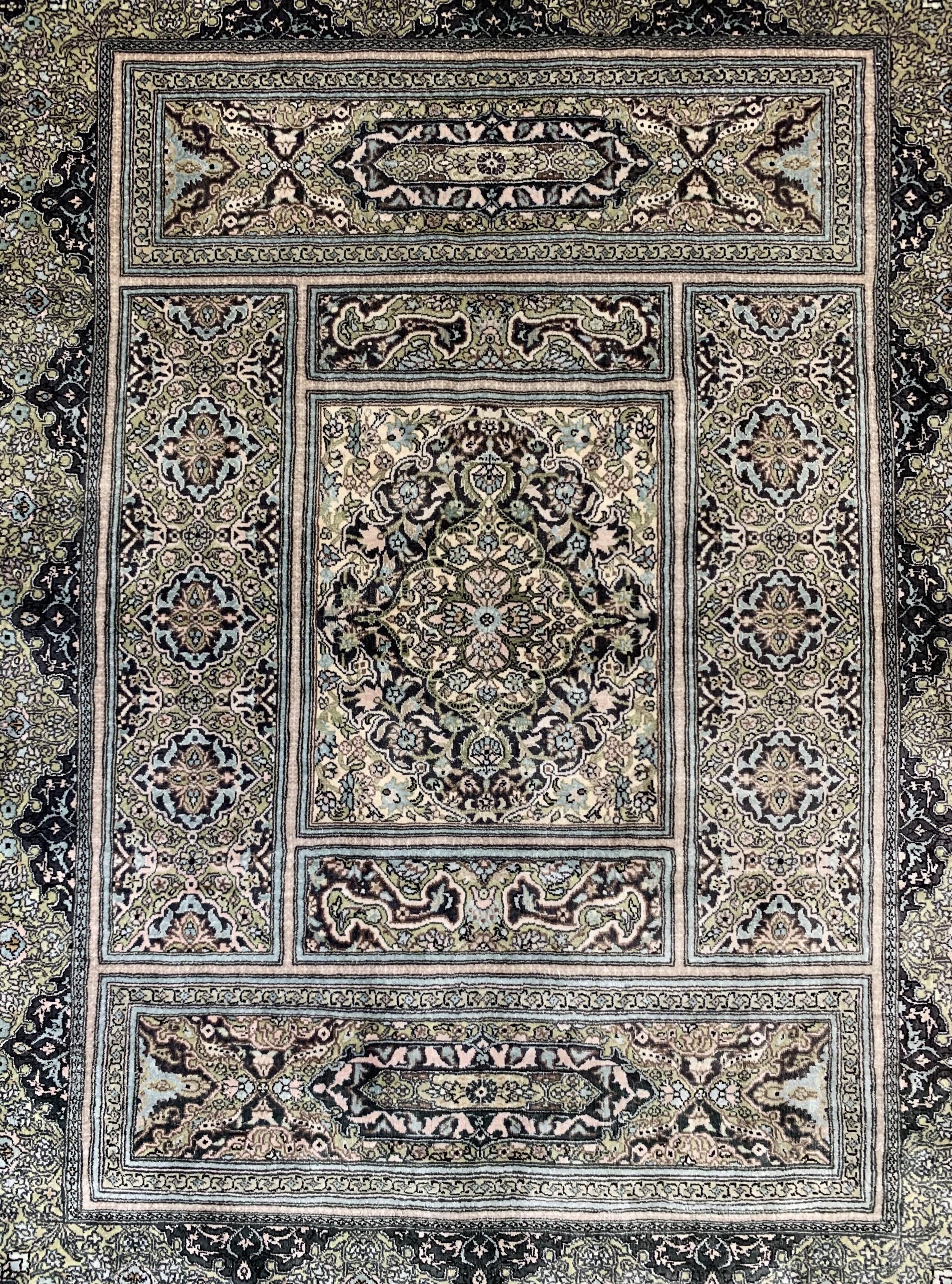 Detail a: Hereke Seide Sehr fein, China, Mitte 20.Jhd, reine Naturseide, ca. 62 x 48 cm, ca. 4,0 Mio. Kn/qm, EHZ: 1