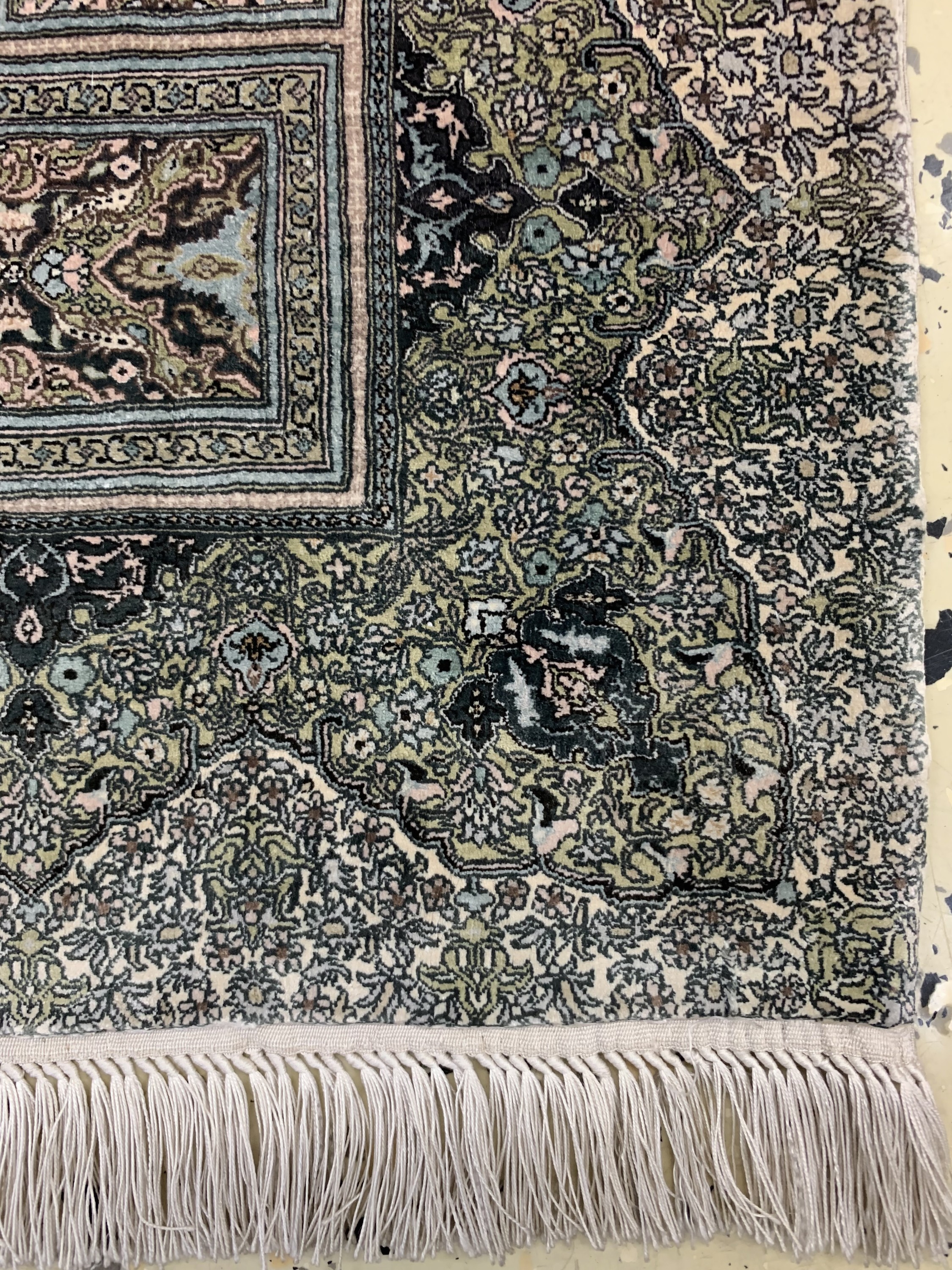 Detail b: Hereke Seide Sehr fein, China, Mitte 20.Jhd, reine Naturseide, ca. 62 x 48 cm, ca. 4,0 Mio. Kn/qm, EHZ: 1