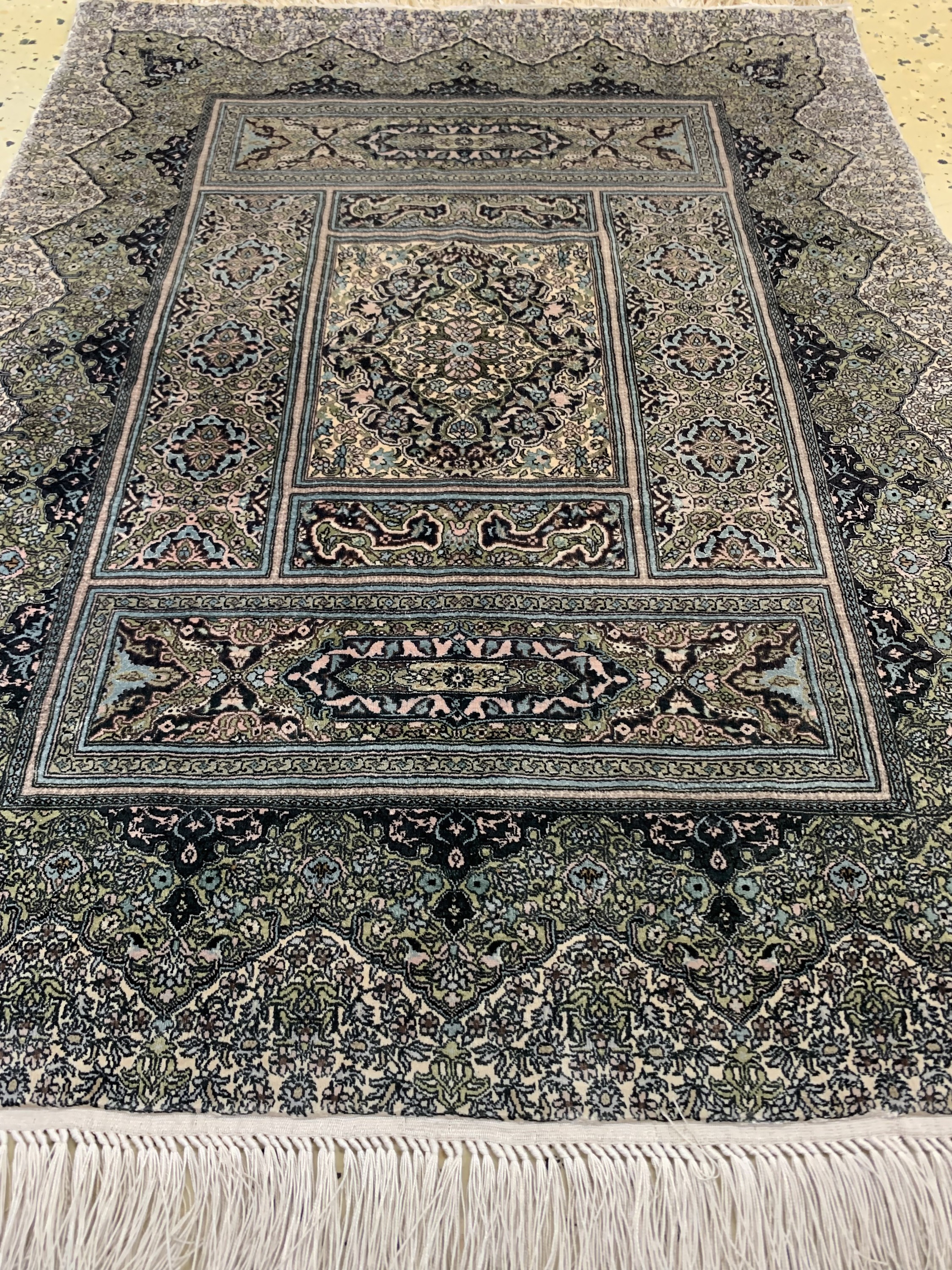 Detail c: Hereke Seide Sehr fein, China, Mitte 20.Jhd, reine Naturseide, ca. 62 x 48 cm, ca. 4,0 Mio. Kn/qm, EHZ: 1