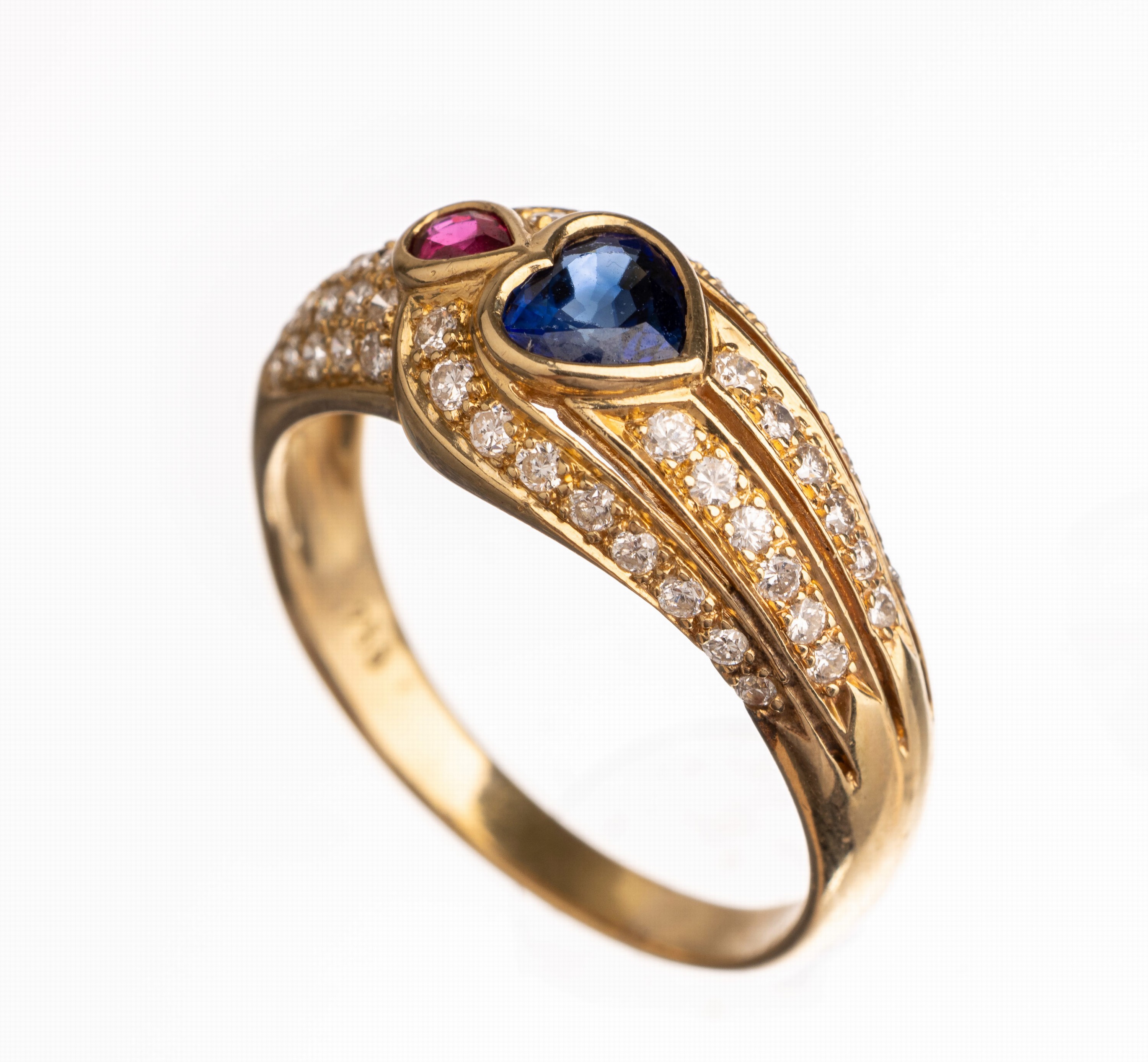 18 kt Gold Saphir-Rubin-Brillant-Ring, GG 750/000, facett. Herzsaphir ca. 0.50 ct, facett. Rubintropfen ca. 0.06 ct, 54 Brillanten zus. ca. 0.28 ct ...