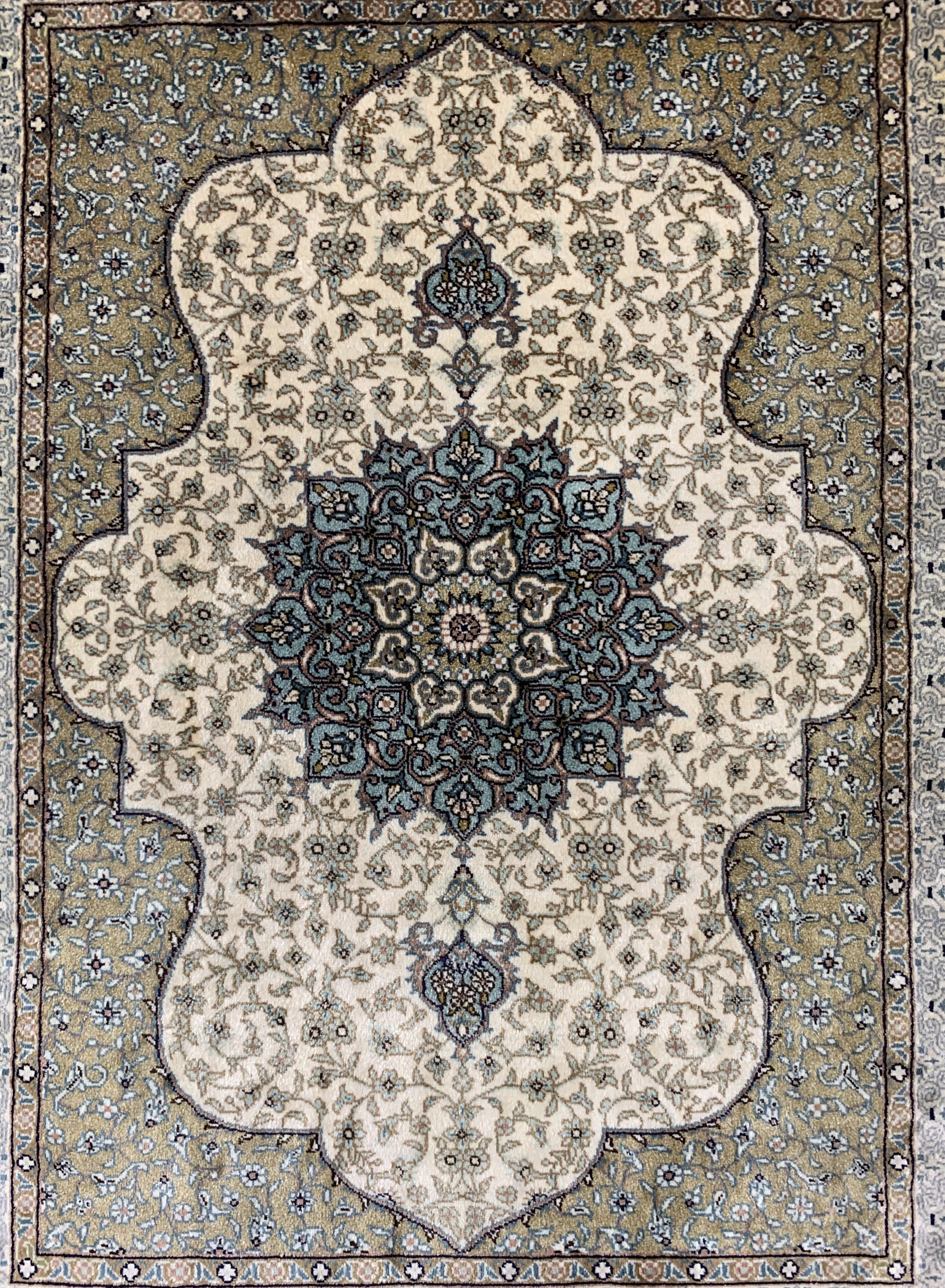 Detail b: Hereke Seide fein, China, Mitte 20.Jhd, reine Naturseide, ca. 62 x 47 cm, ca. 1,4 Mio.Kn/qm, EHZ: 1
