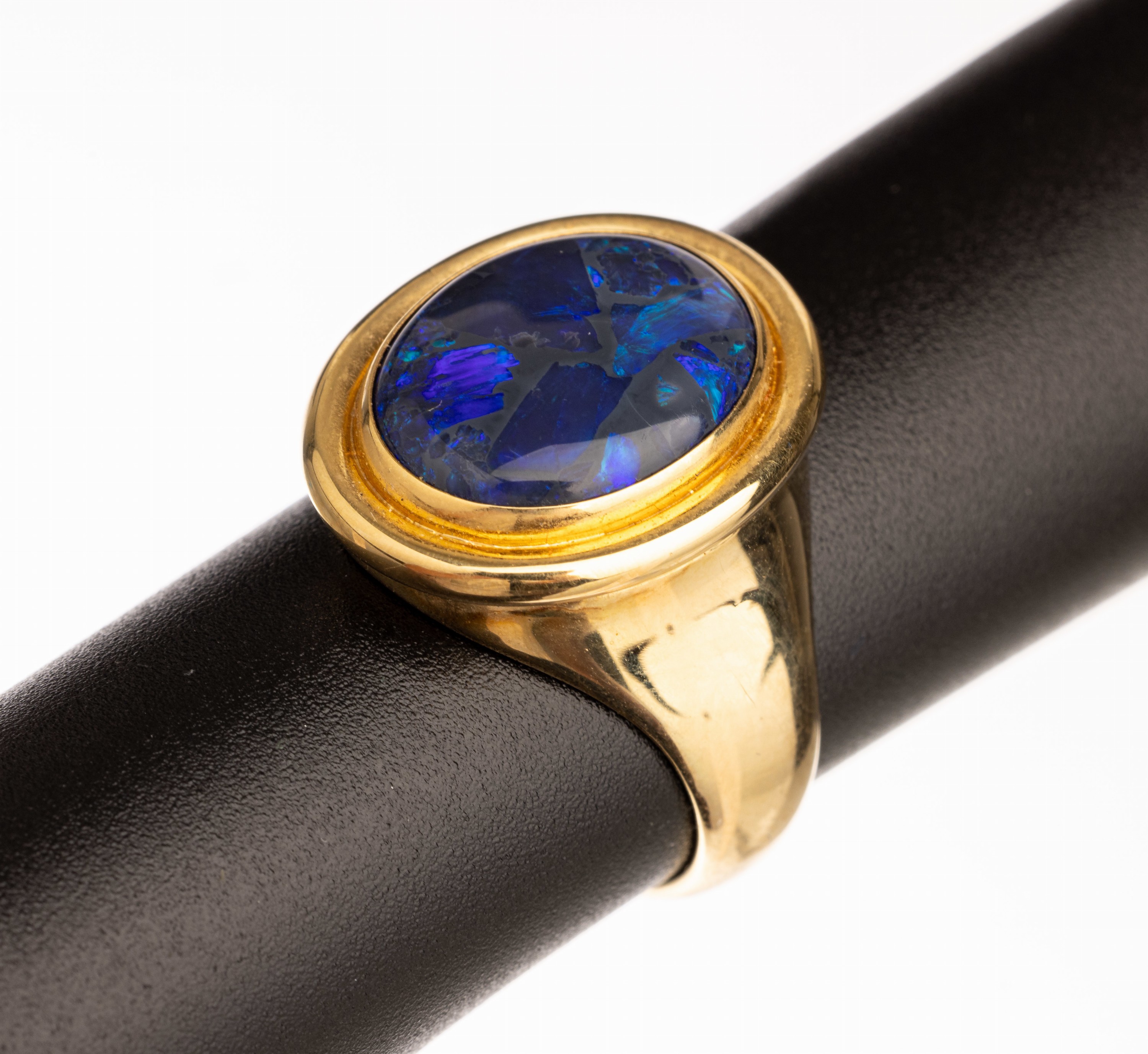 18 kt Gold Boulderopal-Bandring, GG 750/000, ovaler Opal ca. 4.0 ct, RW 58, ca. 13.2 g