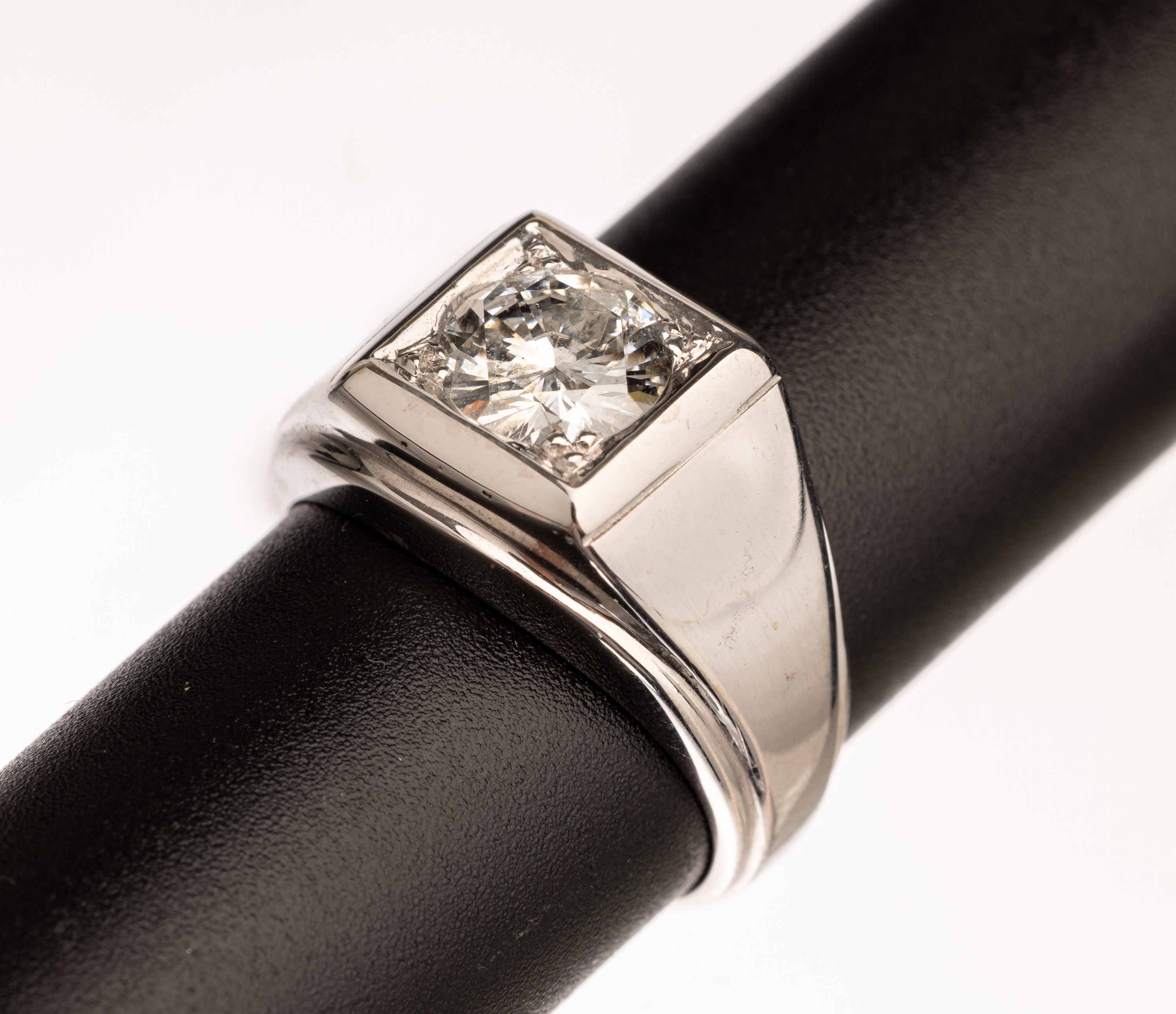 14 kt Gold Brillant-Bandring, WG 585/000 (gepr.), Brillant ca. 1.30 ct Weiß/p 1, RW 58, ca. 11.2 g