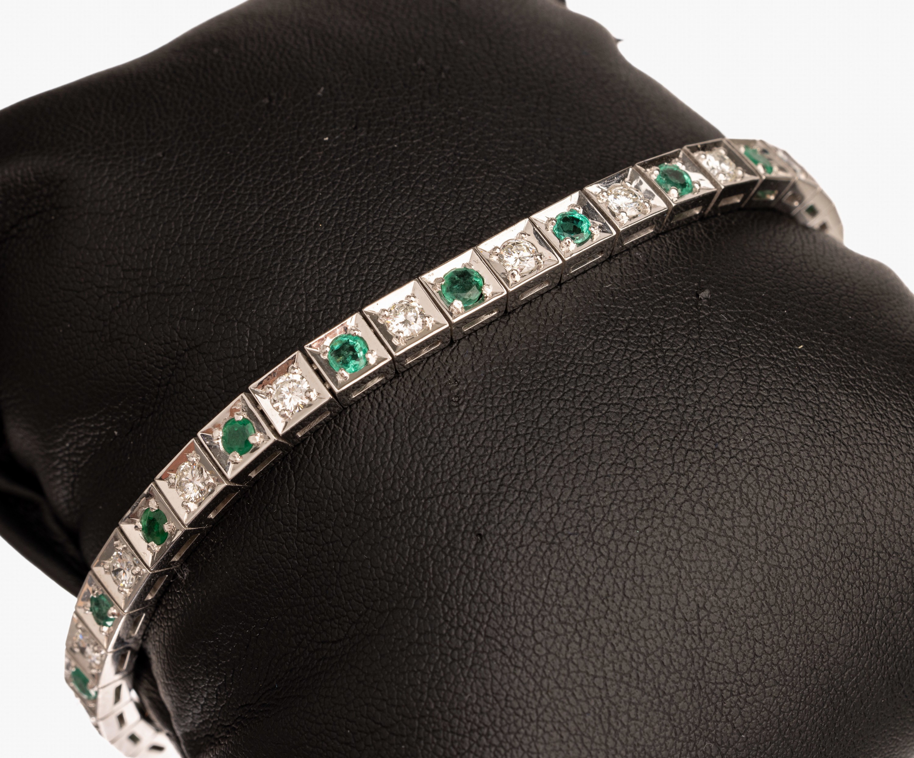14 kt Gold Smaragd-Brillant-Armband, WG 585/000, 17 rundfacett Smaragde zus. ca. 2.0 ct, 17 Brillanten zus. ca. 2.50 ct Weiß/si, L. ca. 17.5 cm, ...