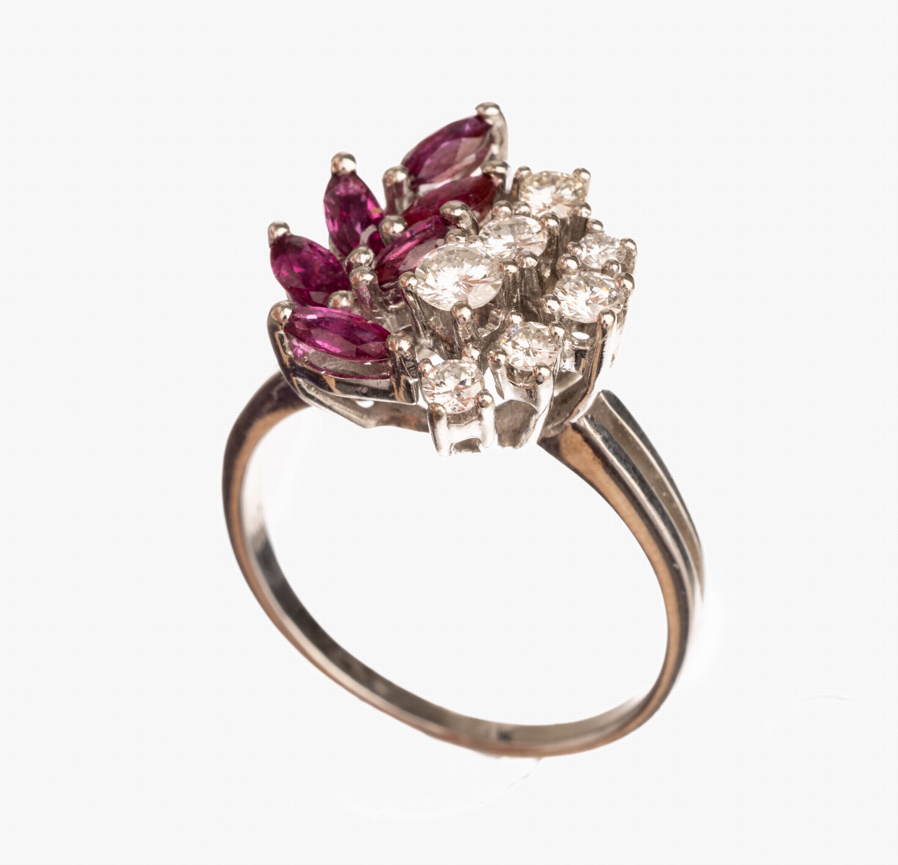 14 kt Gold Rubin-Brillant-Ring, WG 585/000,7 Brillanten zus. ca. 0.55 ct Weiß-get. Weiß/ si-p 1, 6 Rubinnavettes zus. ca. 0.60 ct, RW 58, ca. 5.0 g