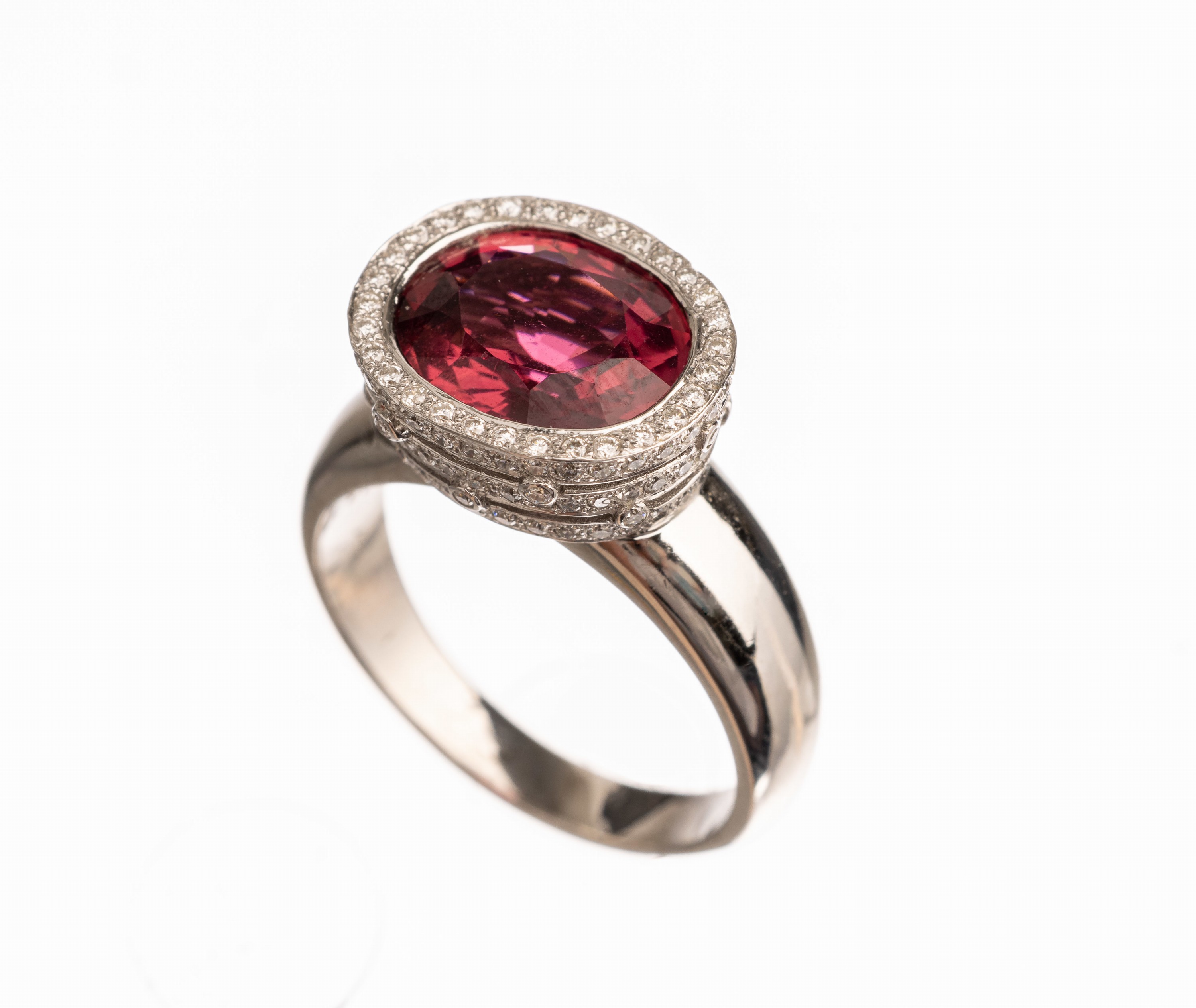 18 kt Gold Turmalin Brillant Ring, WG 750/ 000, ovalfacett. Rubellit ca. 2.30 ct, umrahmt von Brillanten zus. ca. 0.60 ct Weiß/ vs-si, RW 58, ca. ...