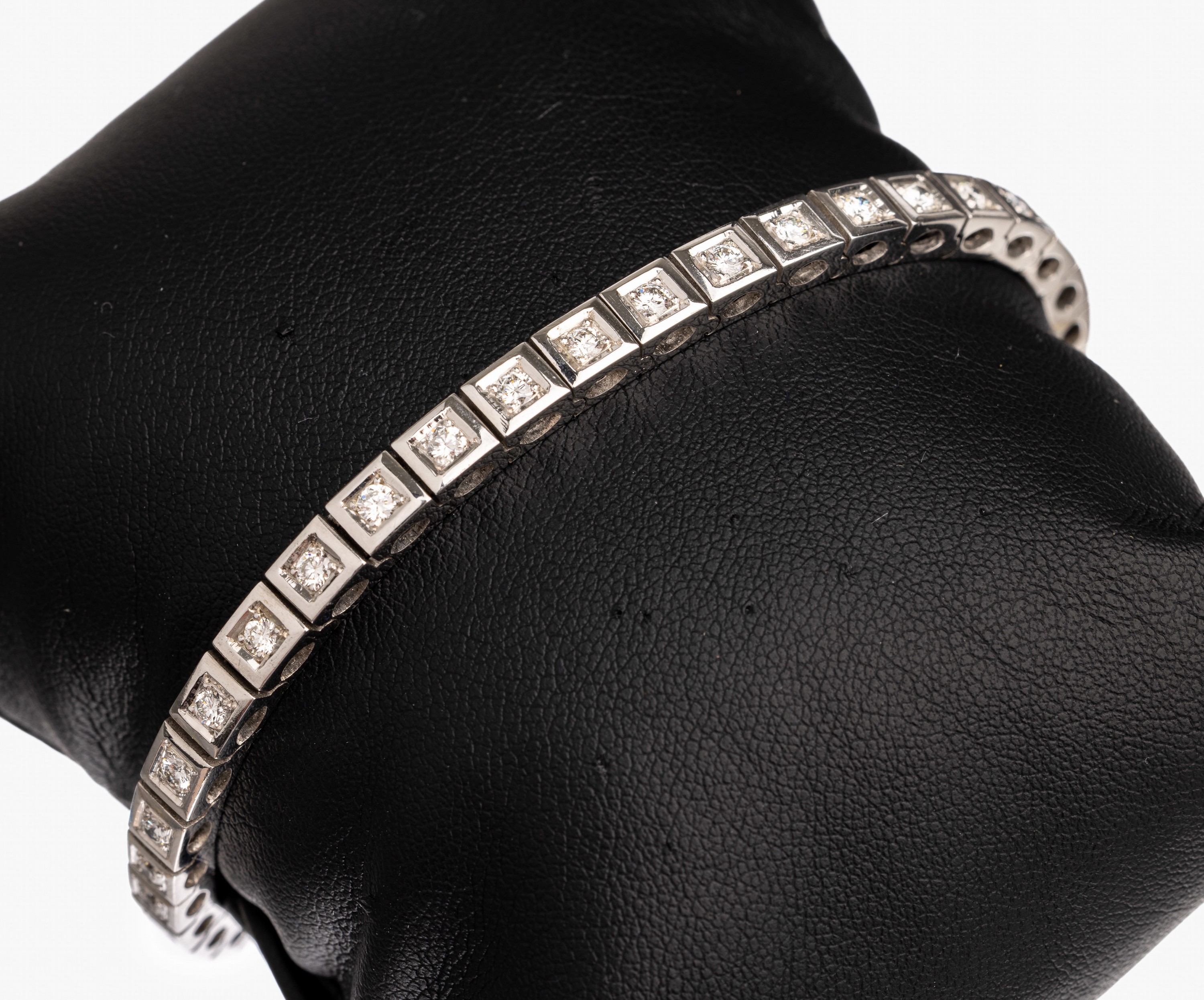 14 kt Gold Brillant Armband, WG 585/000, 34 Brillanten zus. ca. 1.70 ct Weiß/vs-si, L. ca. 18 cm, Kastenschloß mit doppelter Sicherheitsacht, ca. ...
