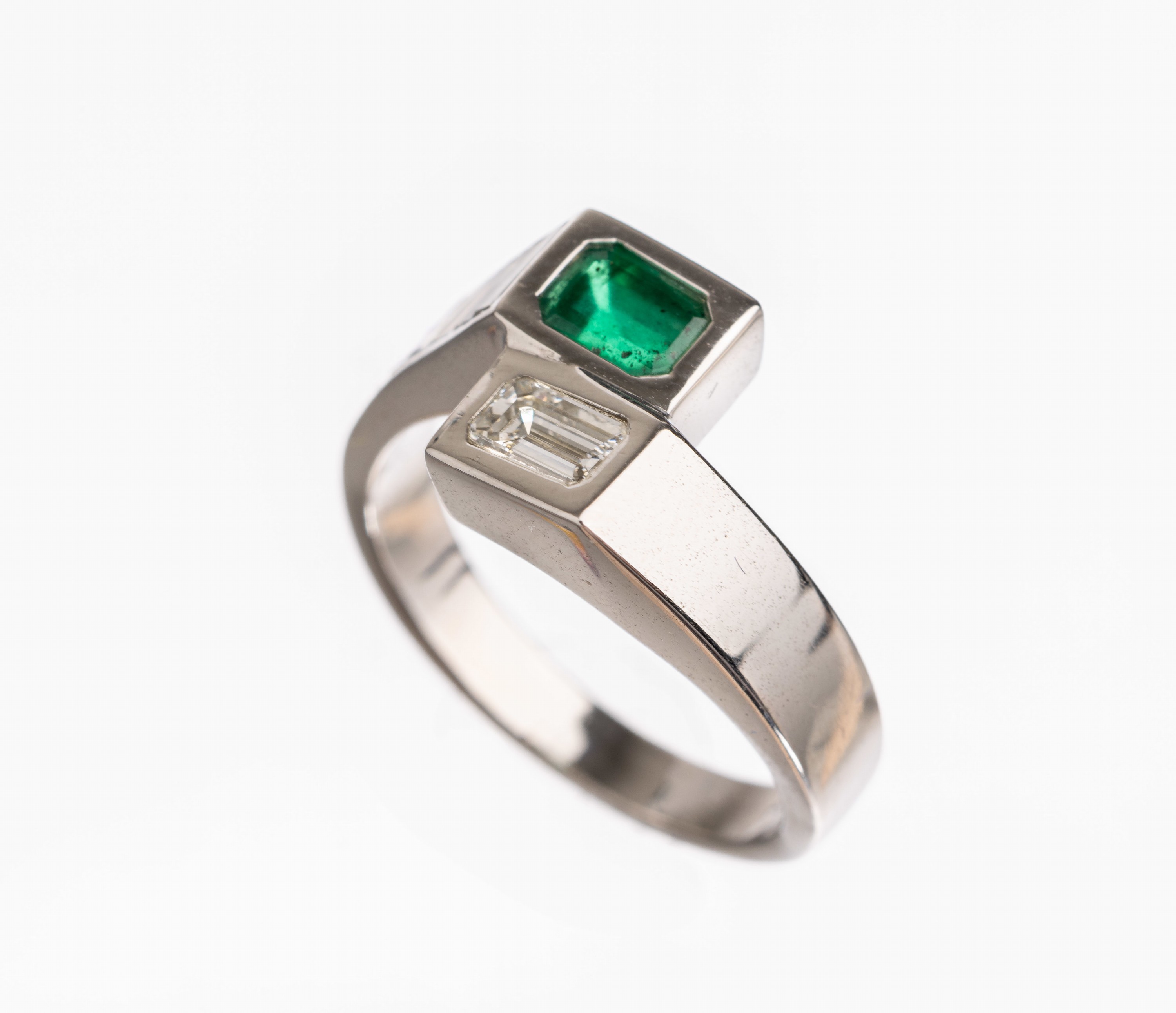 18 kt Gold Smaragd Diamant Ring, WG 750/000, facett. Smaragd im Emerald-Cut ca. 0.25 ct, Diamant im Emerald-Cut ca. 0.30 ct feines Weiß/vs, 7 ...