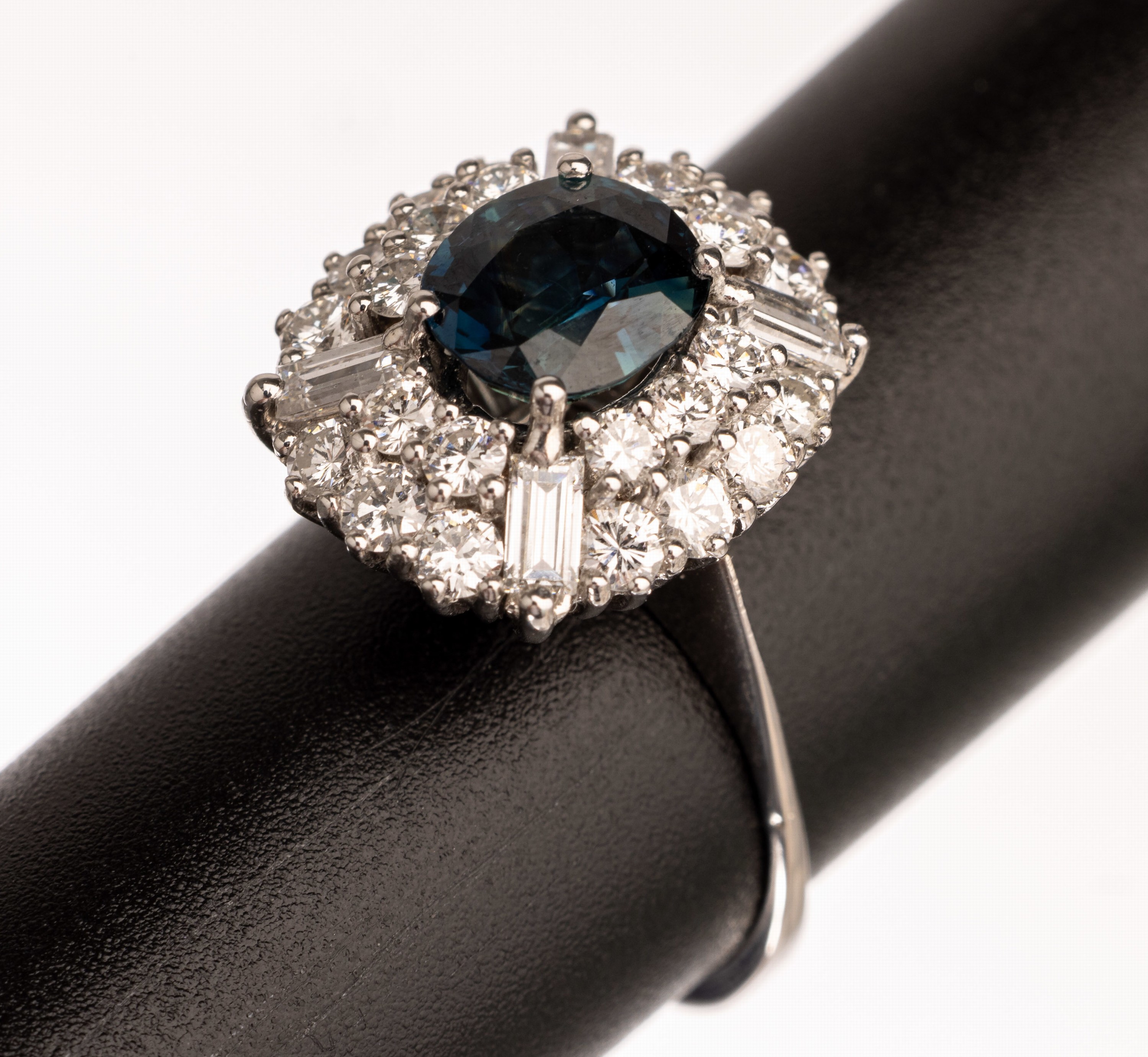 14 kt Gold Saphir Diamant Ring, WG 585/000, mittig ovalfacett. Saphir ca. 1.20 ct4 Diamantbaguettes zus. ca. 0.20 ct feines Weiß/vs-si, 24 ...