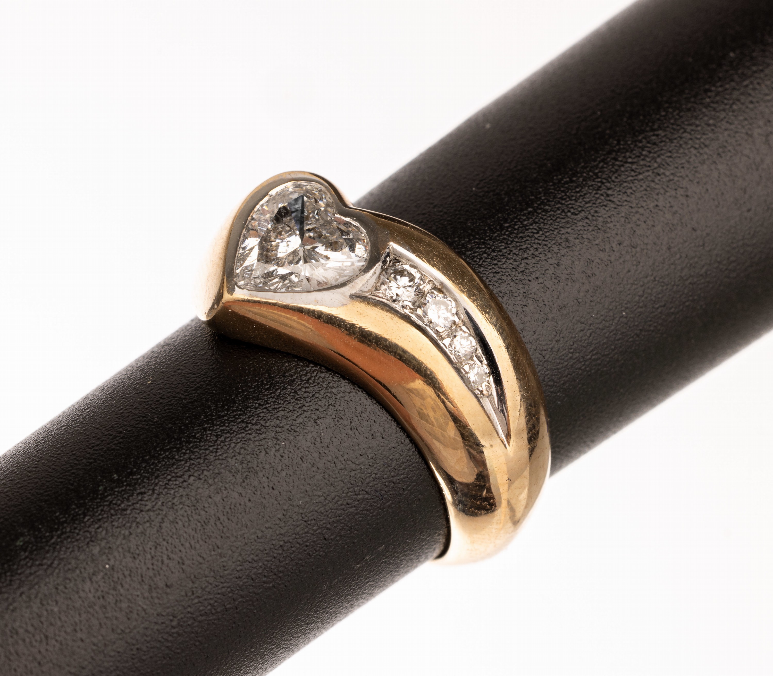 14 kt Gold Diamant Ring, GG/WG 585/000, Diamantherz ca. 0.75 ct Weiß/p 1, 4 Brillanten zus. ca. 0.06 ct Weiß/si, RW 51, ca. 6.2 g