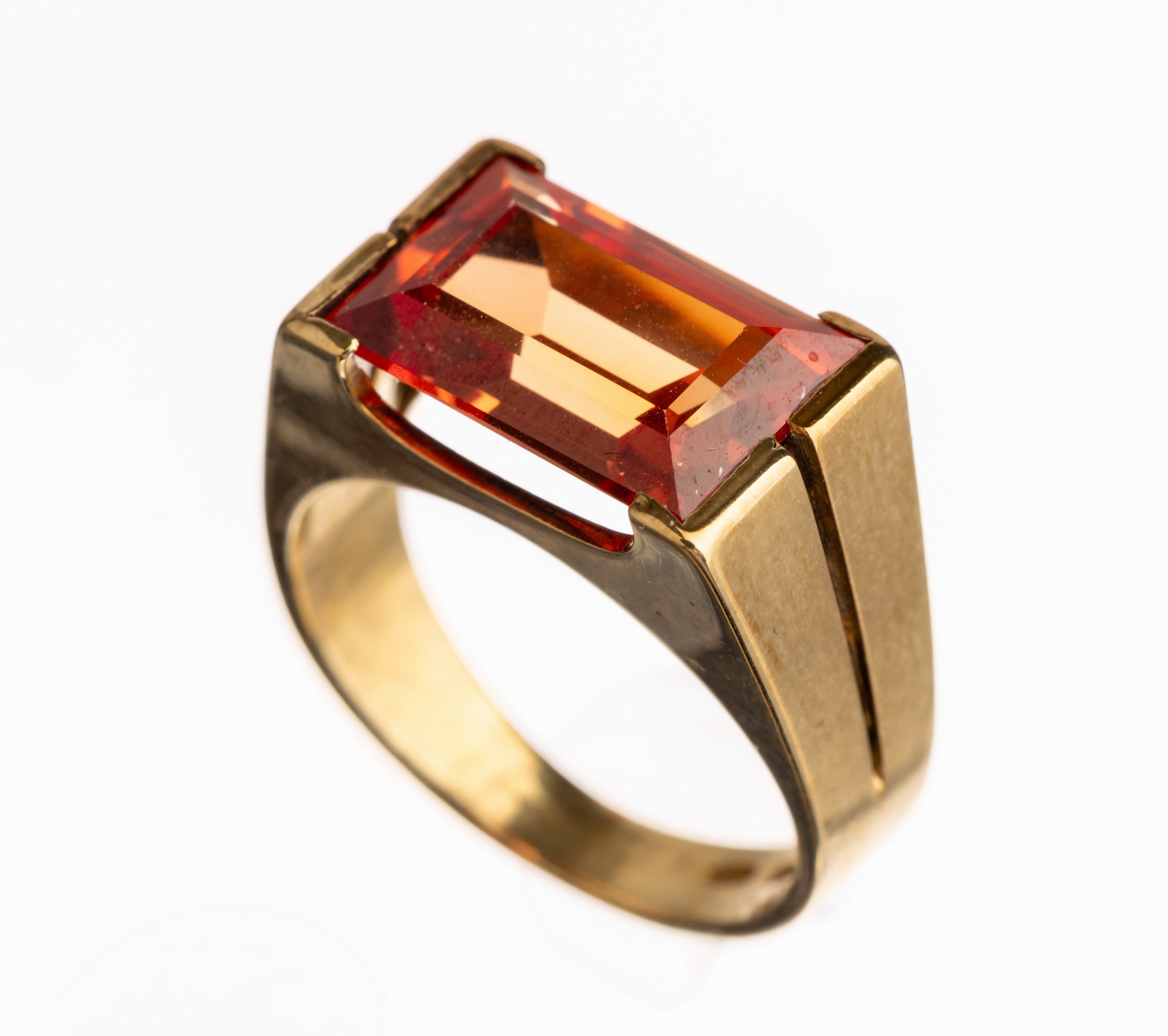 14 kt Gold Ring mit synth. Feueropal, GG 585/000, RW 51, ca. 6.8 g