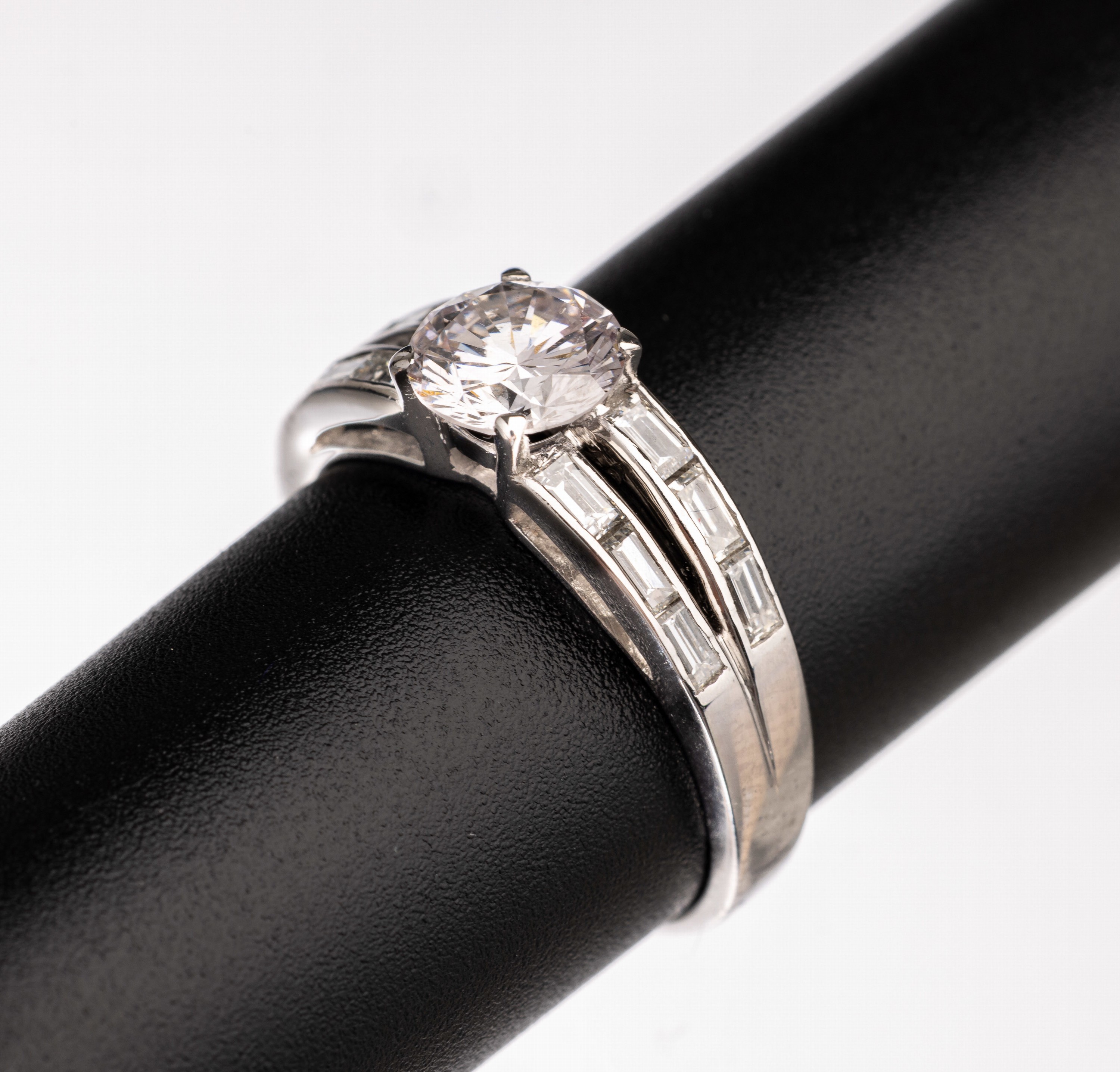 18 kt Gold Diamant Ring, WG 750/000, mittigBrillant ca. 1.20 ct feines Weiß/si, 12 Diamantbaguettes zus. ca. 0.50 ct Weiß/si, RW 57, ca. 4.4 g
