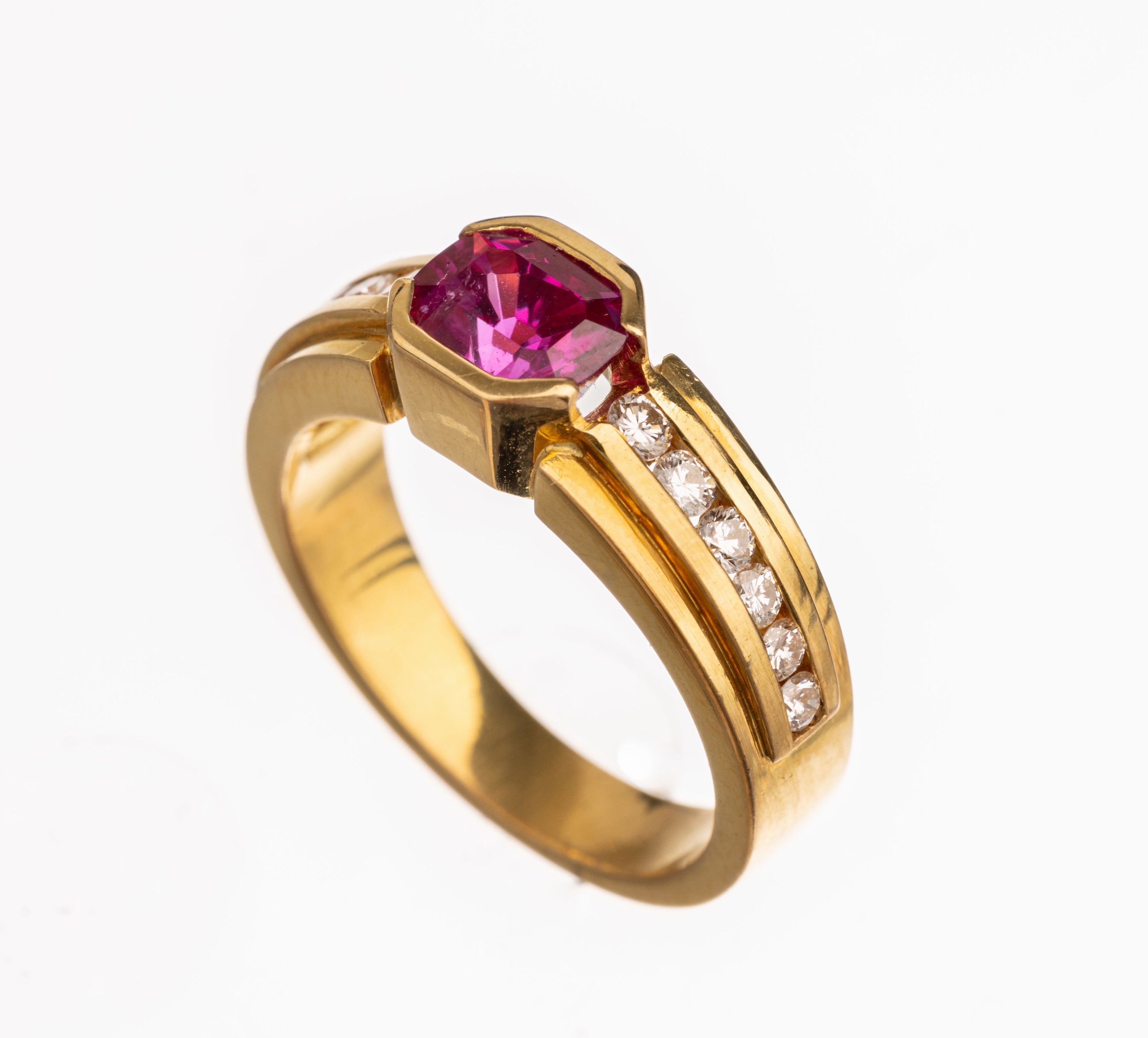 18 kt Gold Rubin Brillant Ring, GG 750/000,ovalfacett. Rubin ca. 0.80 ct, 12 Brillanten zus. ca. 0.28 ct Weiß/si, RW 54, ca. 7.4 g