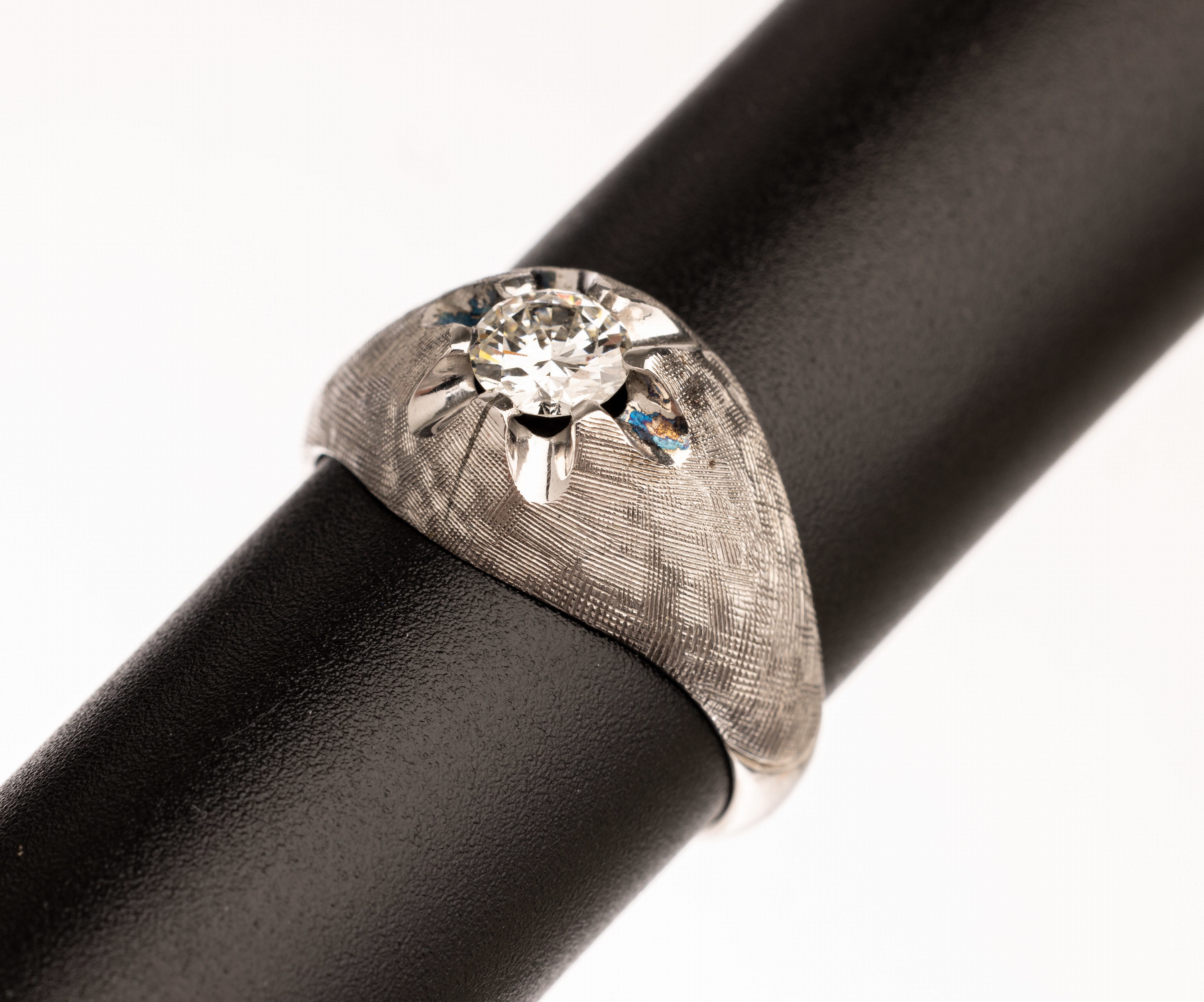 9 kt Gold Ring mit Brillant, WG 333/000 gepr., Brillant ca. 0.65 ct Weiß/si, RW 60, ca. 6.3 g