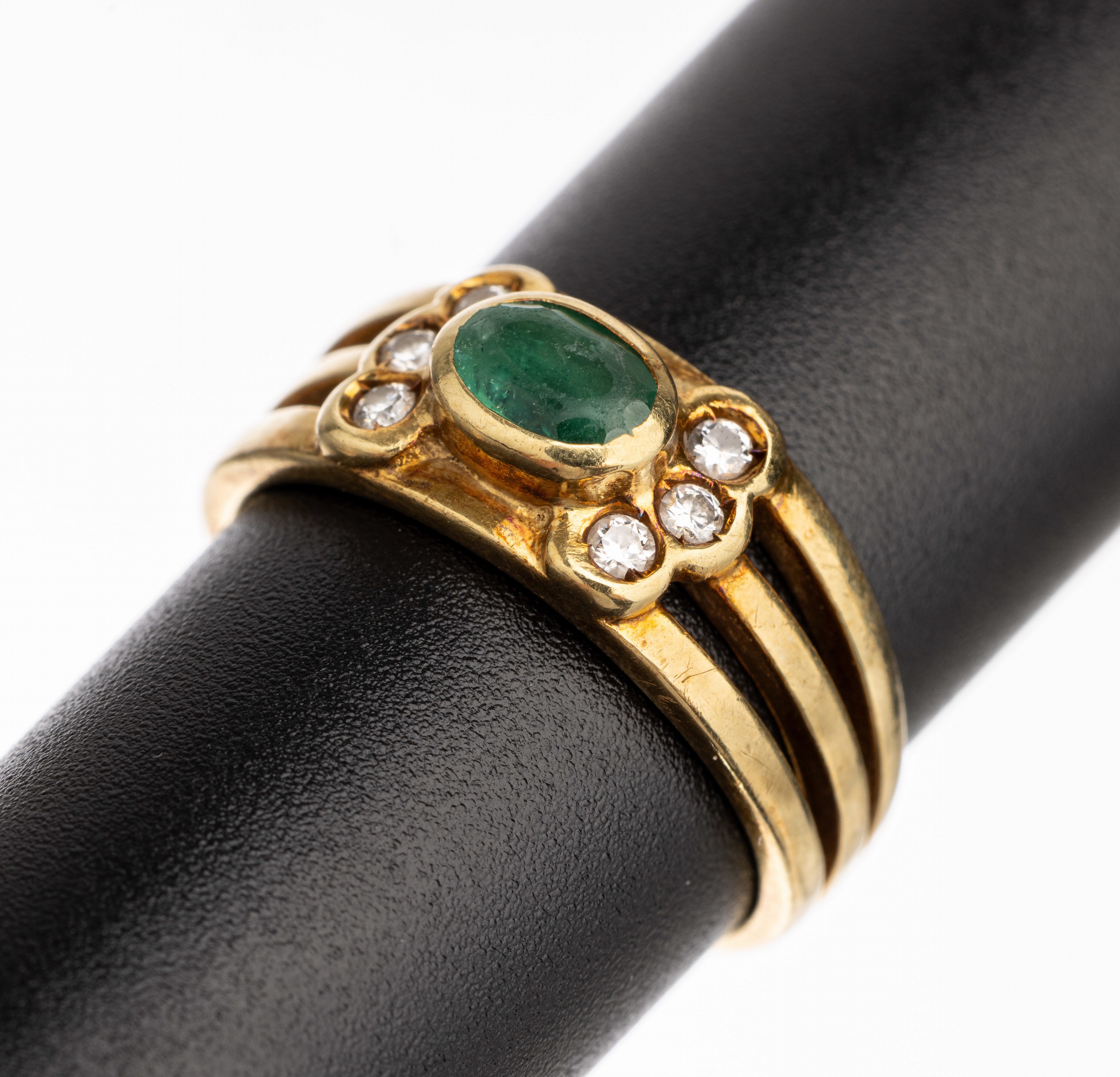 14 kt Gold Smaragd-Diamant-Ring, GG 585/000ovalfacett. Smaragd ca. 0.25 ct, Kerbe, 6 Brillanten zus. ca. 0.12 ct Weiss/si, ca. 4.6 g, RW 54