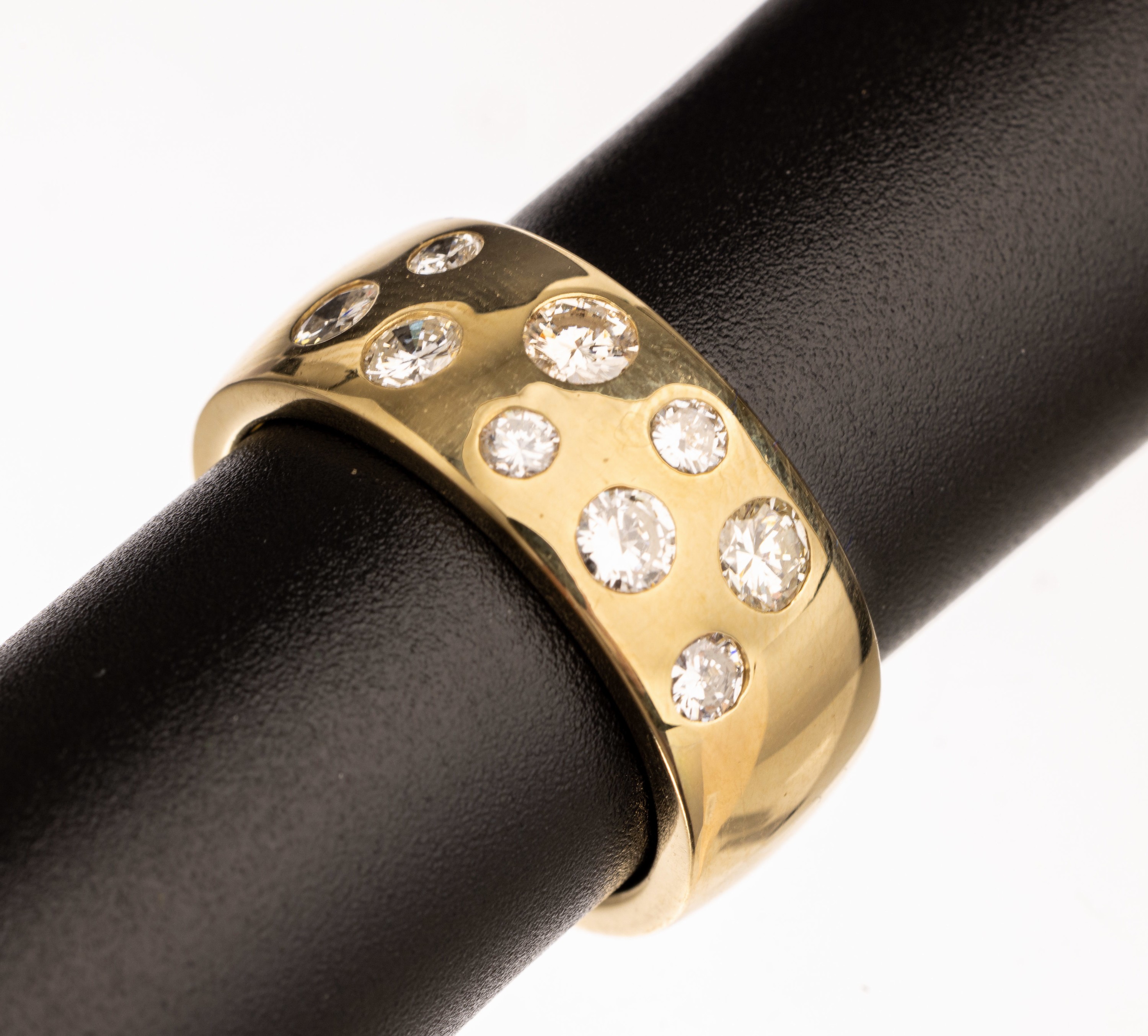 14 kt Gold Brillant Ring, GG 585/000, 9 Brillanten zus. ca. 0.70 ct Weiß/si, RW 59, ca. 14.7 g