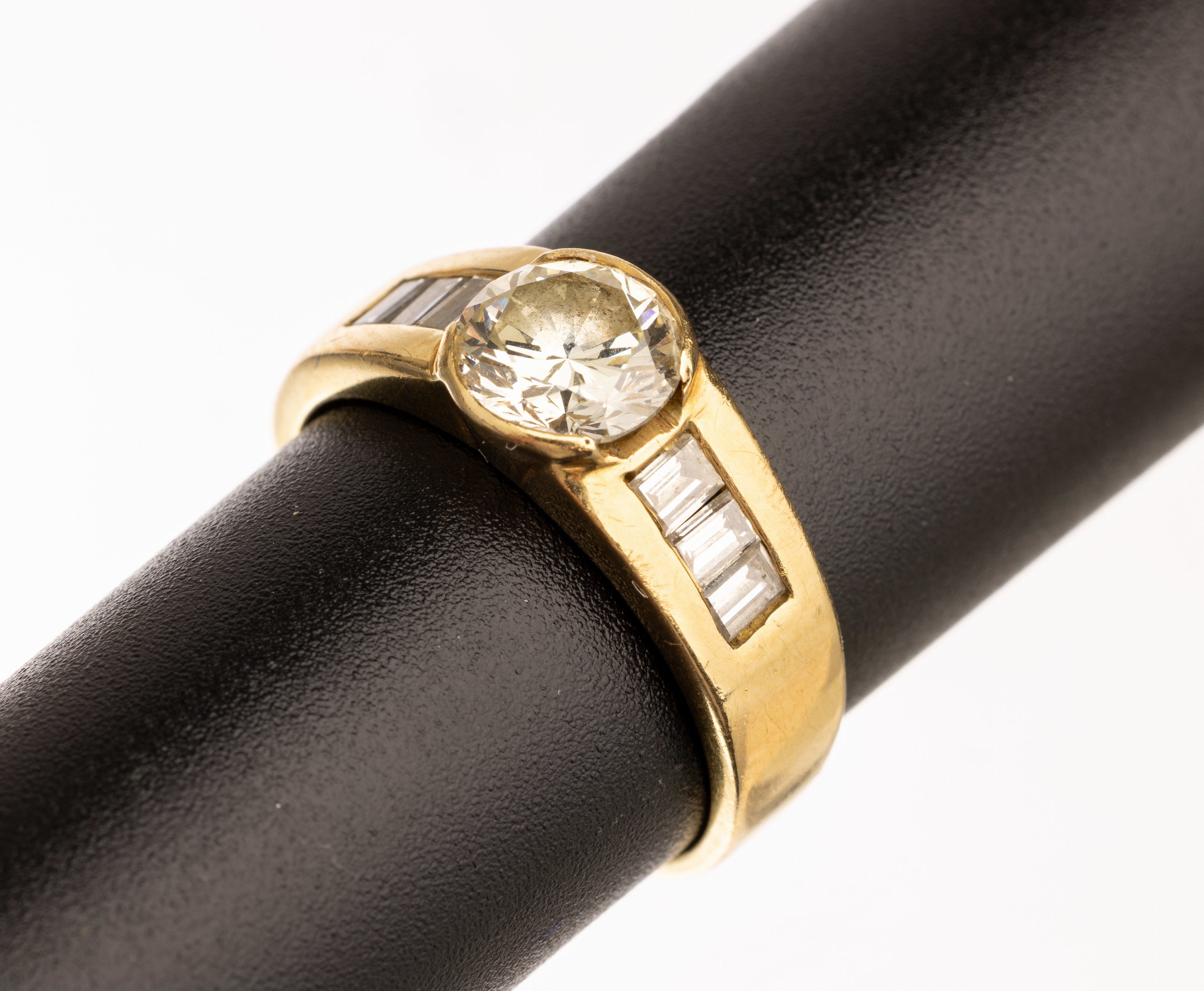 18 kt Gold Diamant Ring, GG 750/000, mittigBrillant ca. 1.0 ct get.-gelb/vs, 6 Diamantbaguettes zus. ca. 0.12 ct Weiß/si, RW 54, ca. 5.4 g