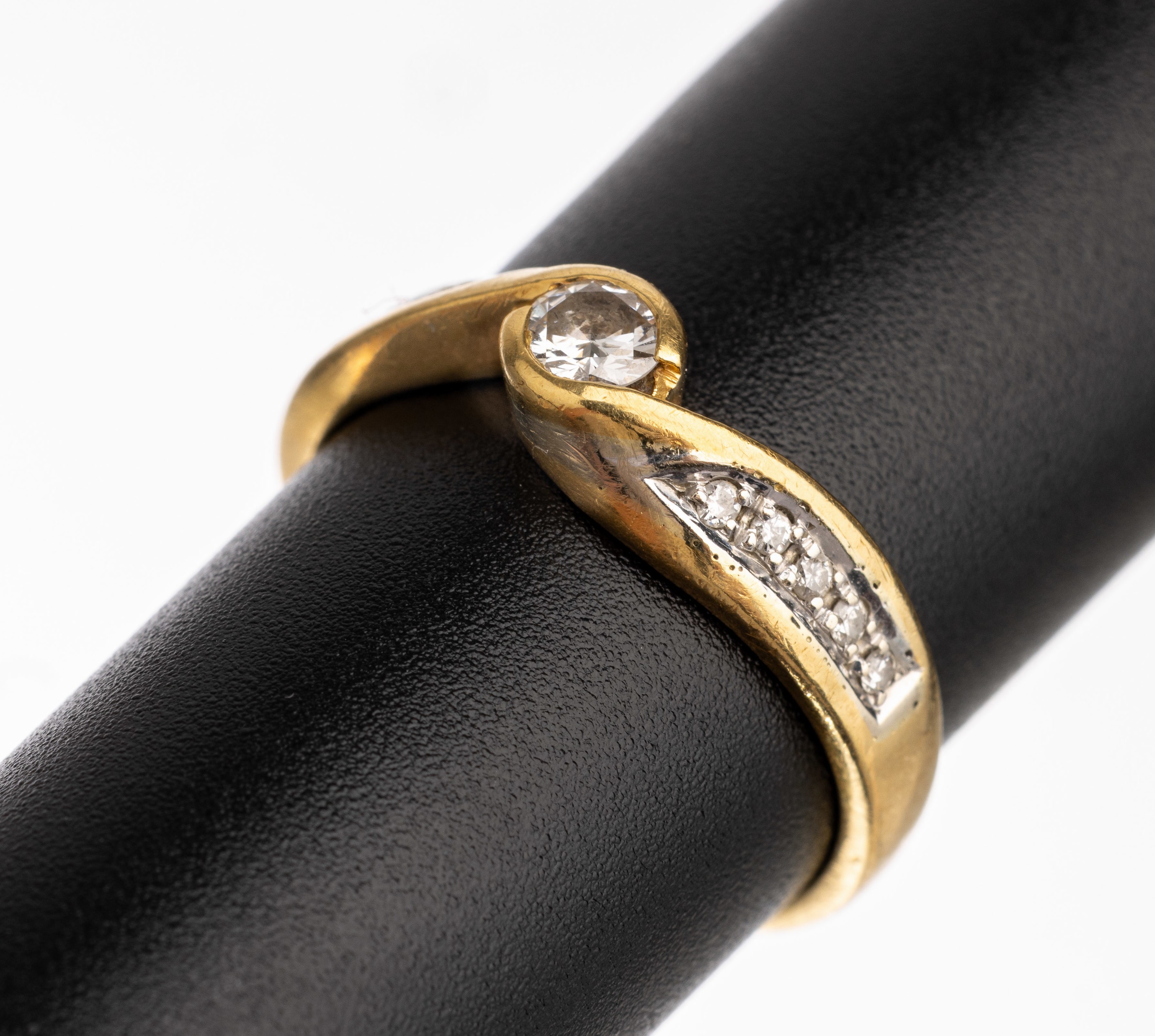 18 kt Gold Diamant-Ring, GG 750/000, mittiger Brillant ca. 0.20 ct und seitl. 10 kl. Diamanten zus. ca. 0.05 ct Weiß/p 1, RW 57, ca. 4.4 g