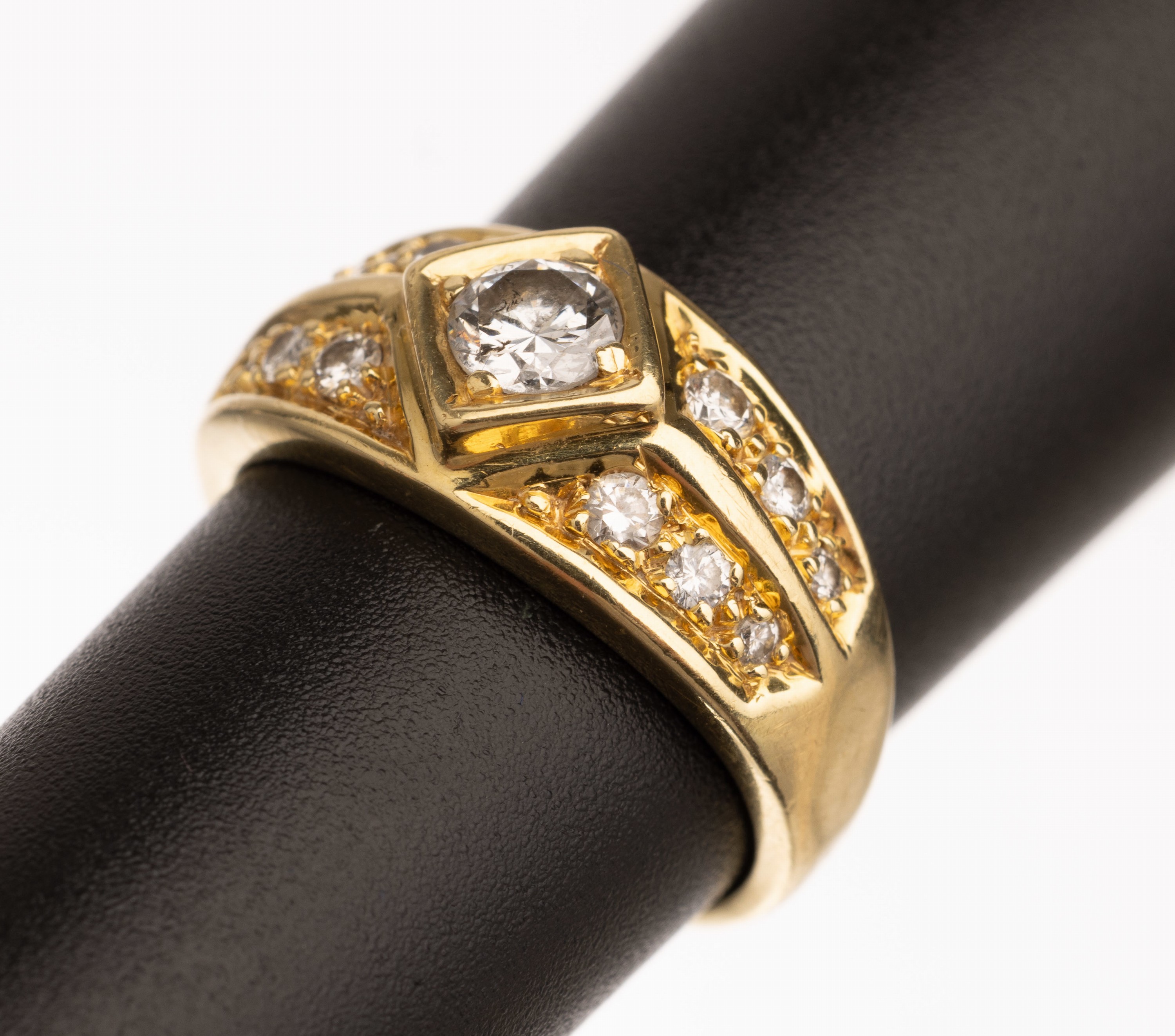 14 kt Gold Brillant-Ring, GG 585/000, mittig Brillant ca. 0.20 ct und 12 weitere Brillanten zus. ca. 0.14 ct Weiß/si, RW 51, ca. 4.2 g
