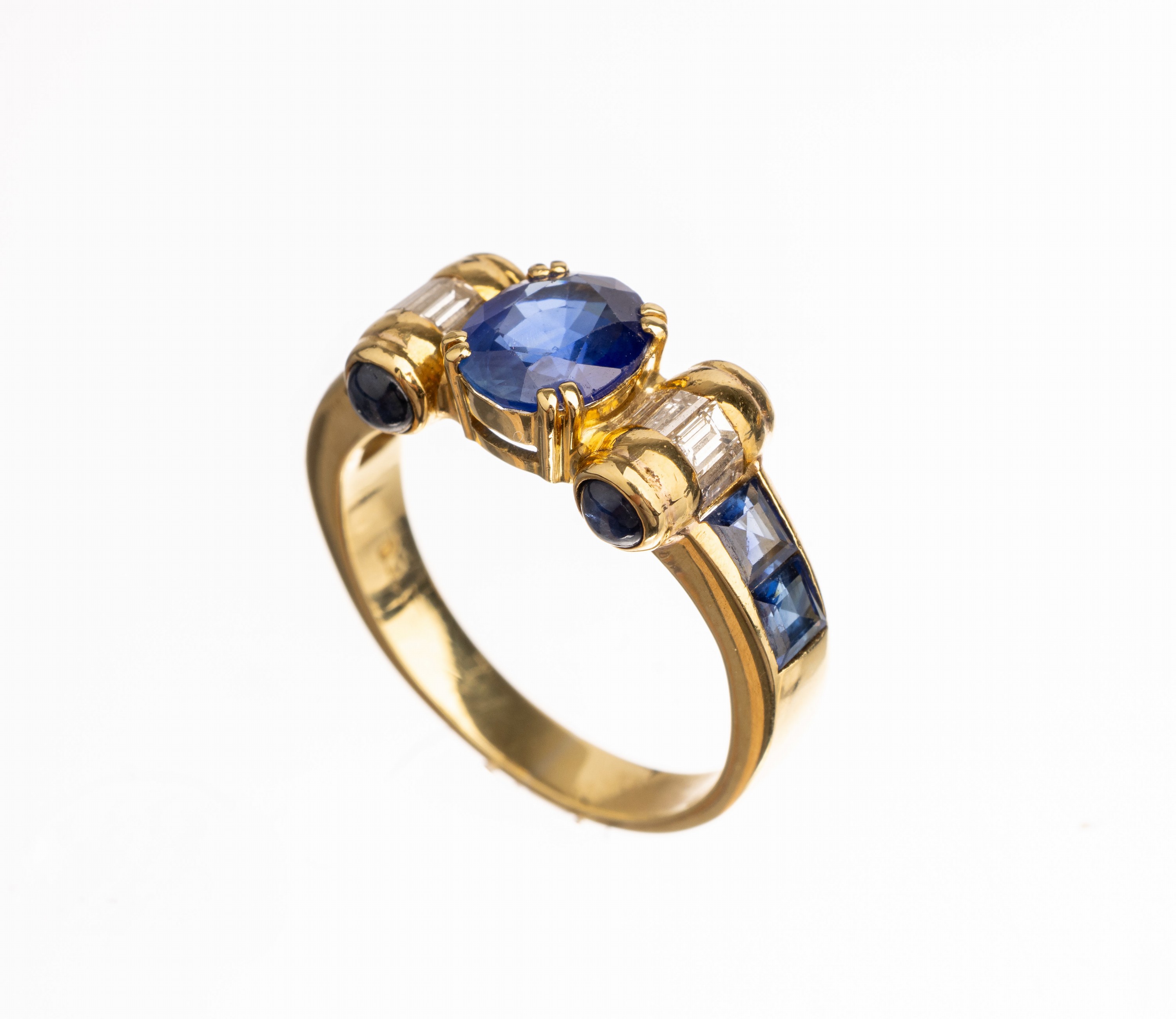 18 kt Gold Saphir Diamant Ring, GG 750/000,mittig ovalfacett. Saphir ca. 1.0 ct, 4 runde Saphircabochons zus. ca. 0.35 ct, 4 facett. Saphircarrees ...