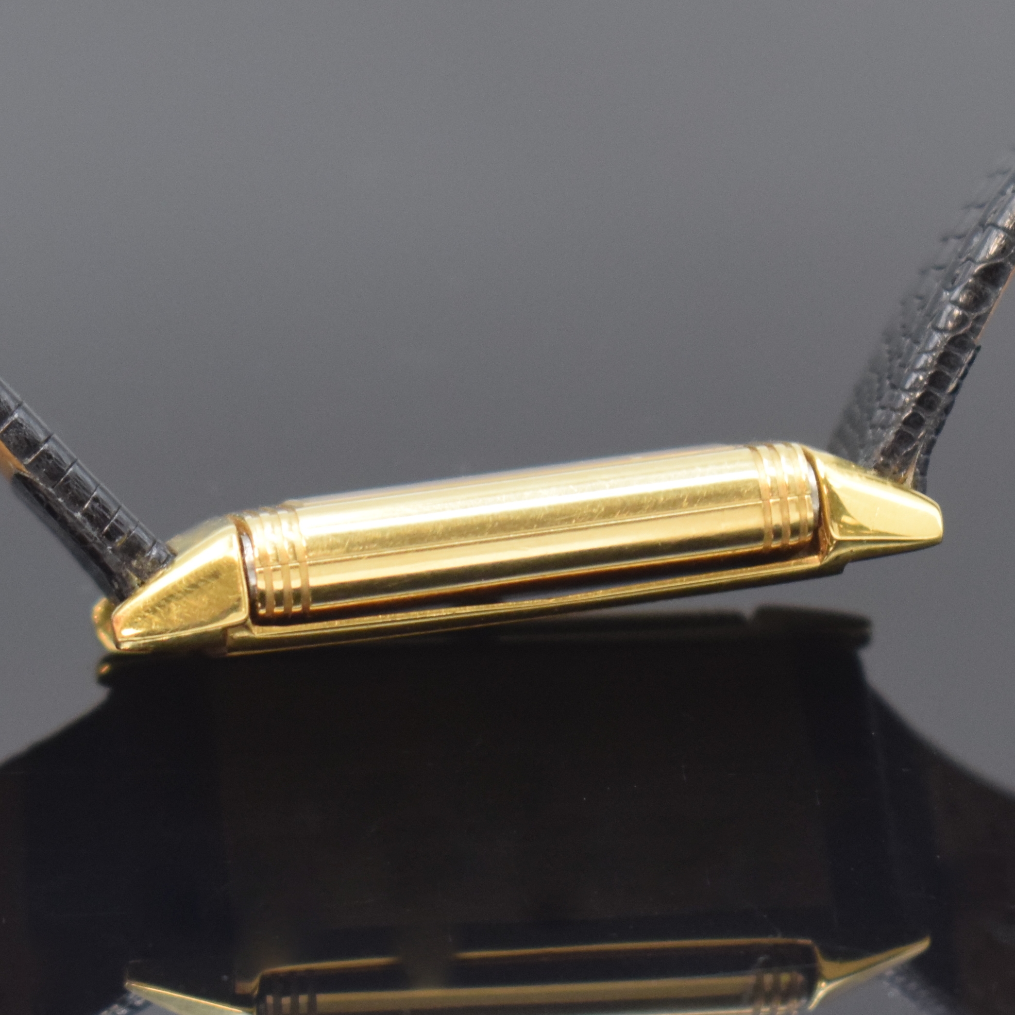 Detail e: Jaeger-LeCoultre Reverso Armbanduhr in GG 750/000, Schweiz um 1995, quarz, um 180 Grad drehb. Wendegeh., seitl. verschr., cremefarb. Zifferbl. m. ...
