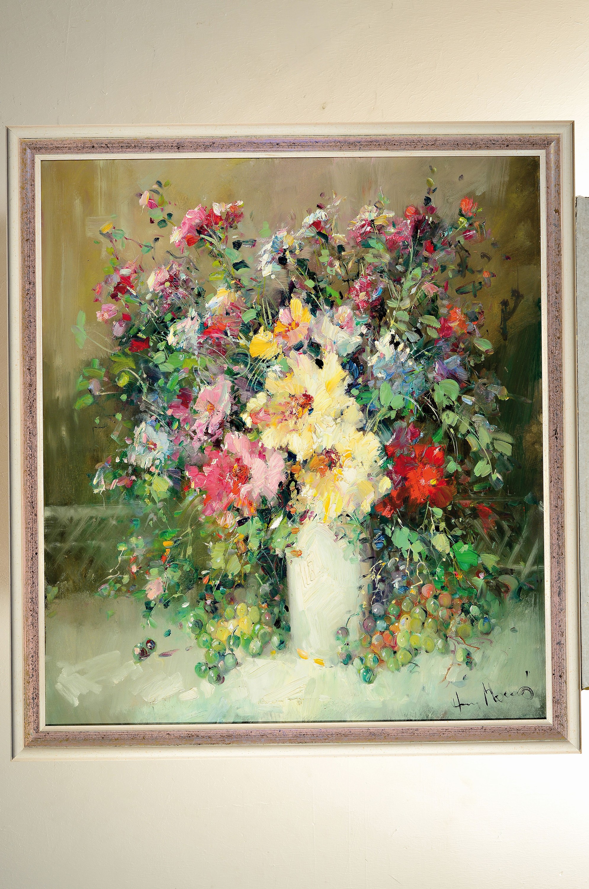 Detail k: Paul Morro (Ingfried Paul Henze-Morro), 1925 Leipzig-2013, Stillleben mit Blumen und Trauben, Öl/Lwd, rechts unten signiert, ca. 90x80cm, R. ca. ...