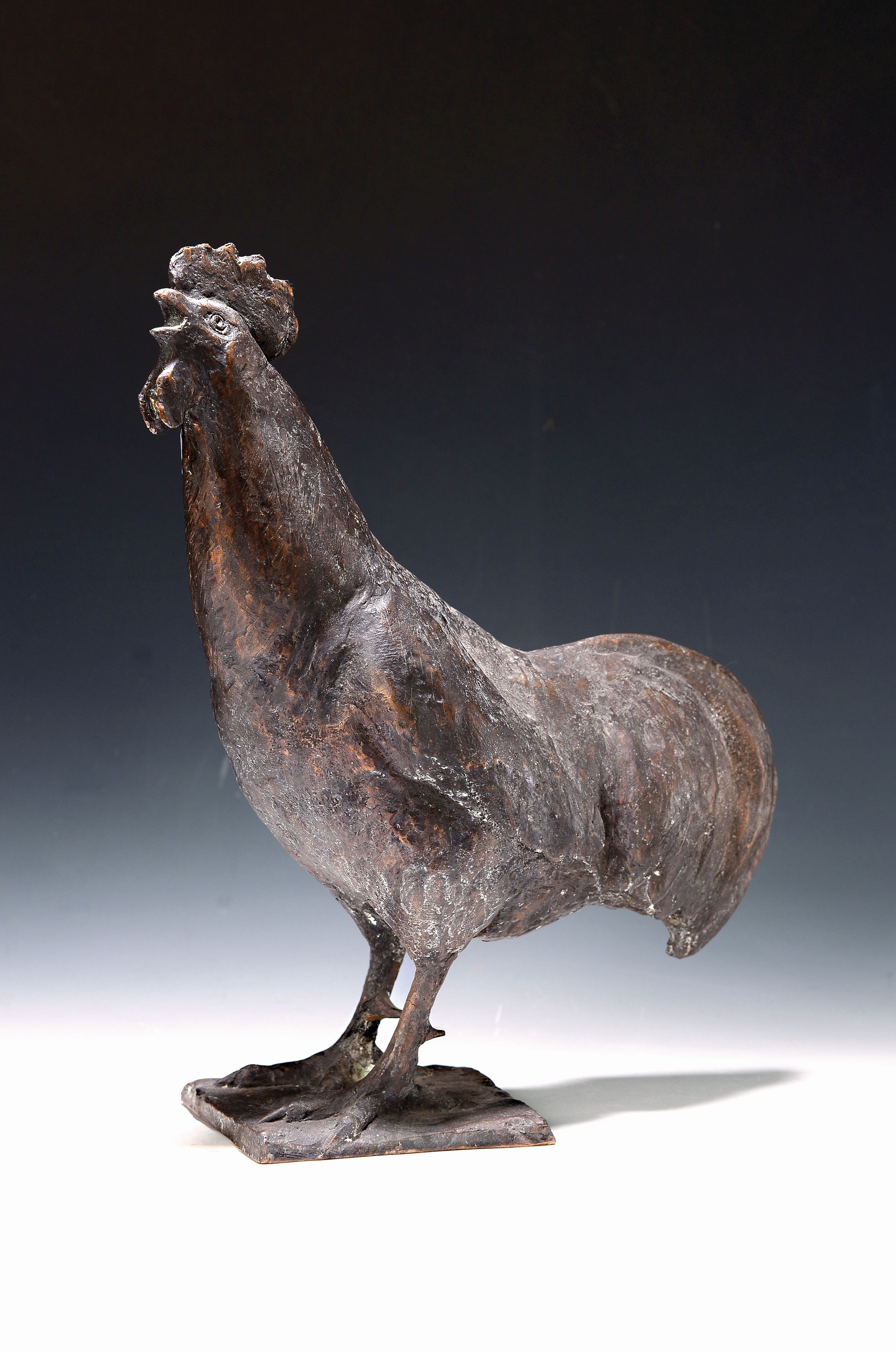 Caroline Wagner, geb. 1964 München, freischaffende Künstlerin aus Berlin, krähender Hahn, vollplastische Bronzefigur, auf der Plinthe signiert, H. ...