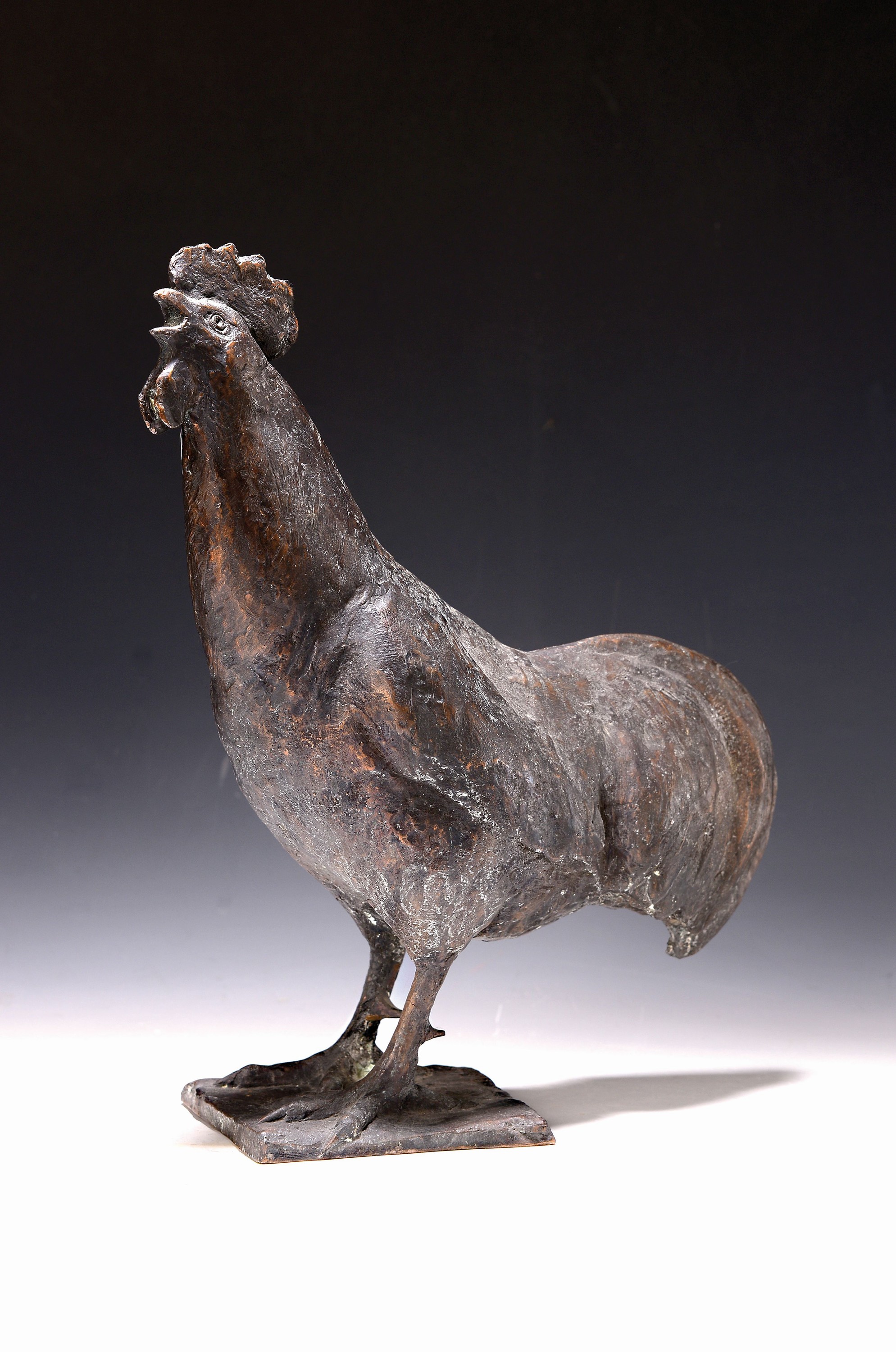 Detail k: Caroline Wagner, geb. 1964 München, freischaffende Künstlerin aus Berlin, krähender Hahn, vollplastische Bronzefigur, auf der Plinthe signiert, H. ...