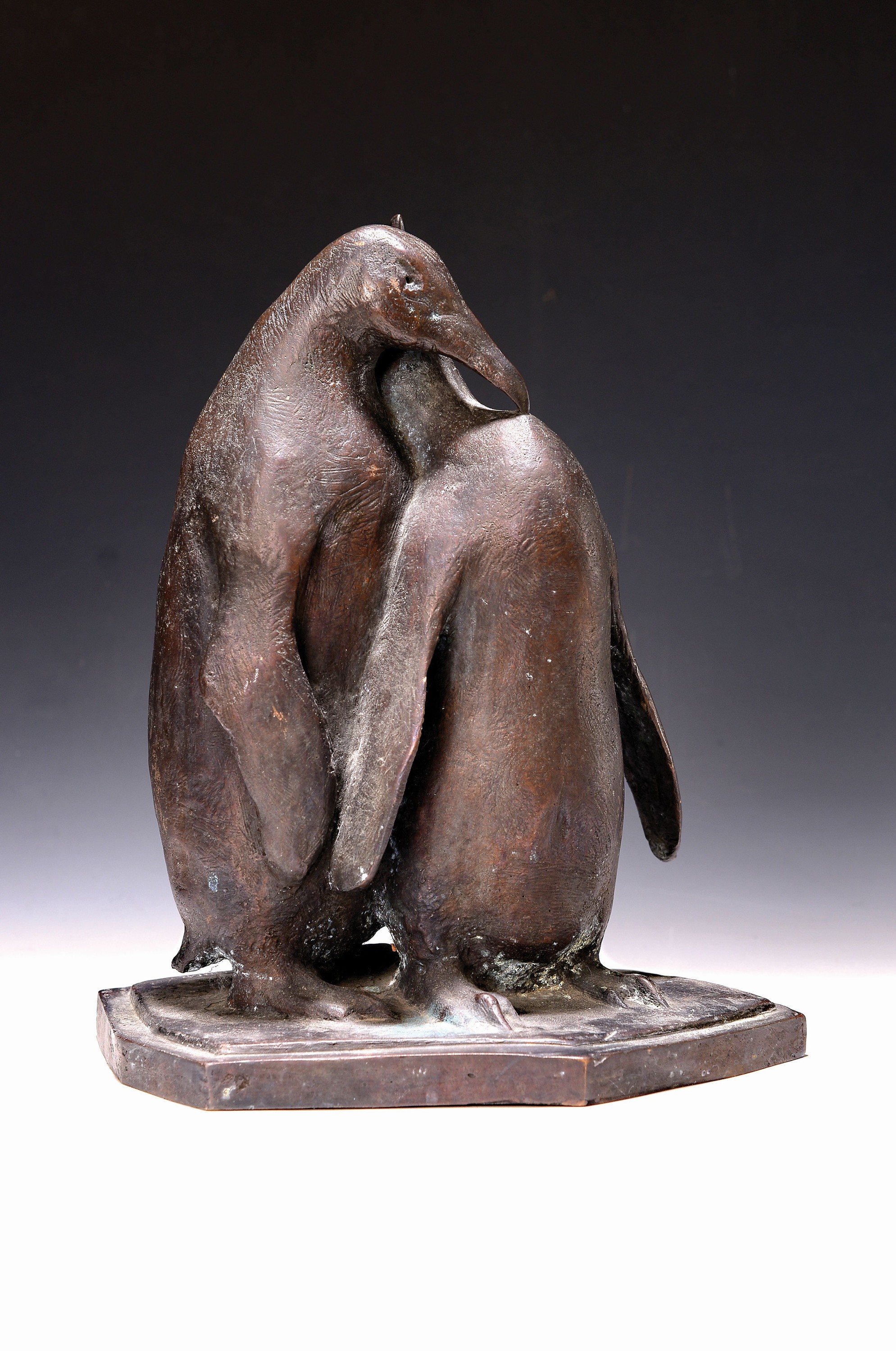 Caroline Wagner, geb. 1964 München, freischaffende Künstlerin aus Berlin, schnäbelnde Pinguine, vollplastische auf der Plinthe signiert, ca. 30 x ...