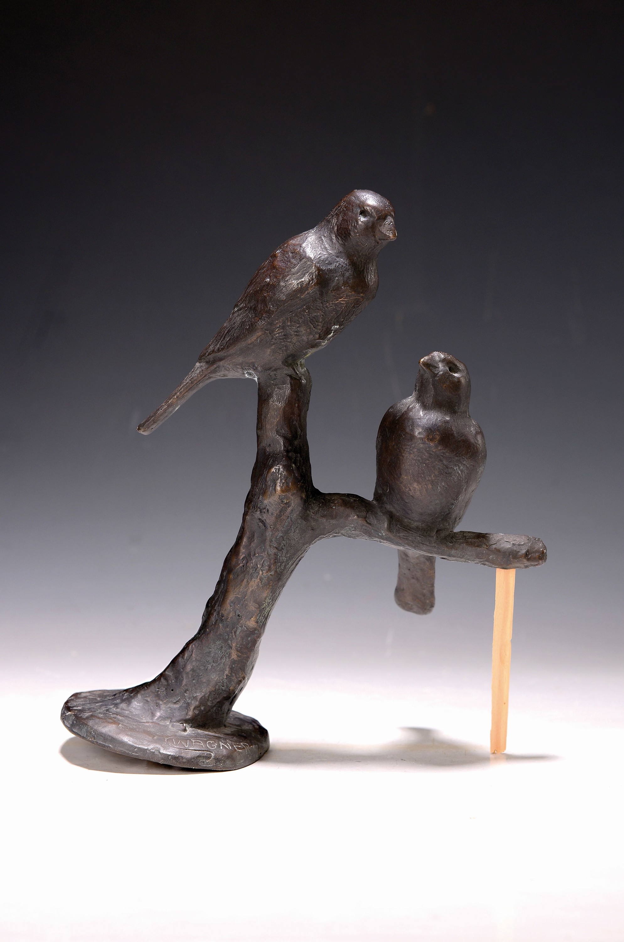 Caroline Wagner, geb. 1964 München, freischaffende Künstlerin aus Berlin, zwei Vögel auf einem Ast sitzend, Bronze, auf der Plinthe signiert, ...
