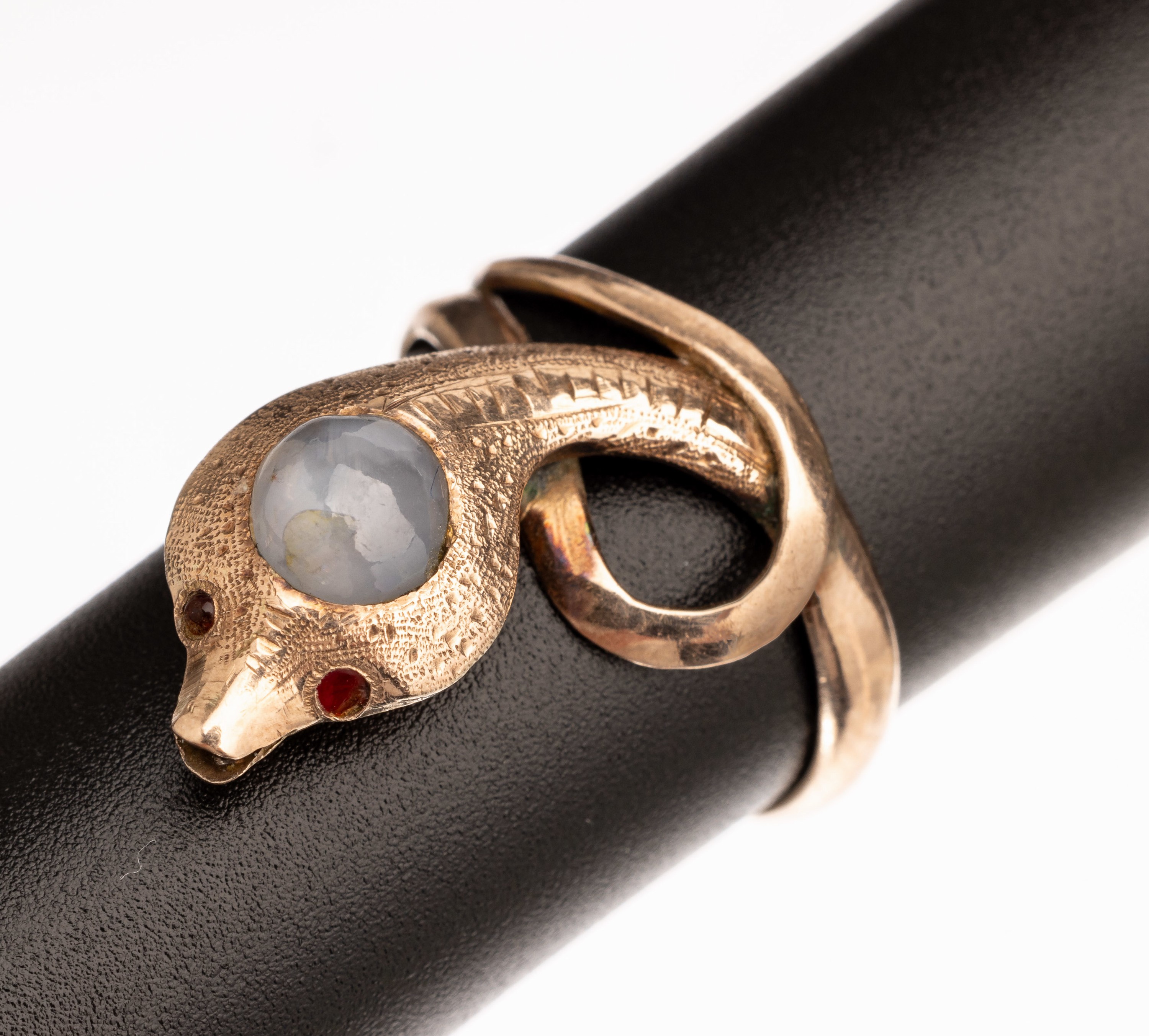 8 kt Gold Schlangenring mit Sternsaphir und Rubinen, um 1900, RoseG 333/000 gepr., Schlangenkopf grav. und punz., runder Stern- Saphircabochon ca. ...
