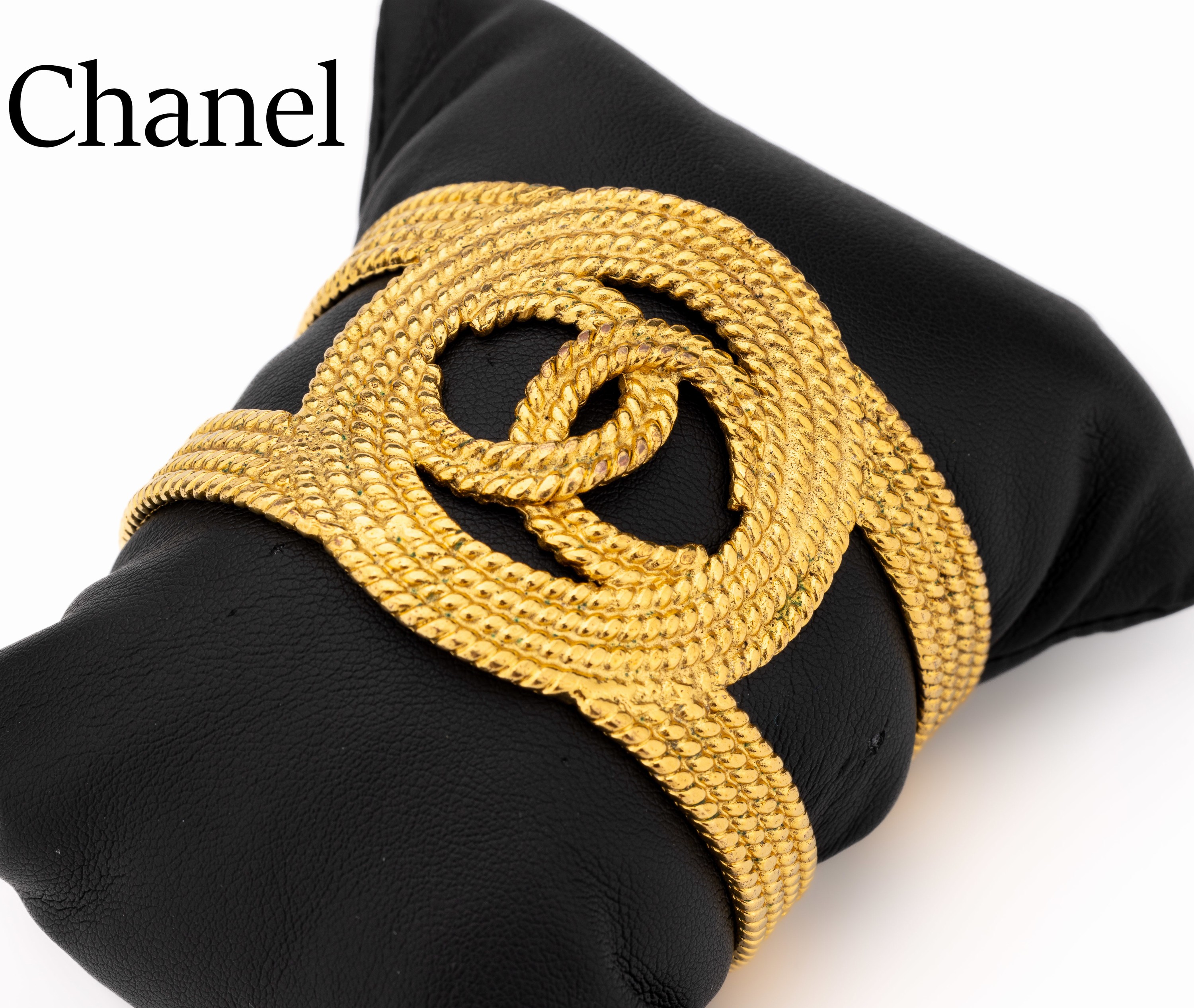 CHANEL Armspange Paris, Metall verg., gekordeltes Design, mittig CHANEL Emblem, sign. Chanel made in France, D. ca. 6 x 5 cm, Öffnung 3 cm