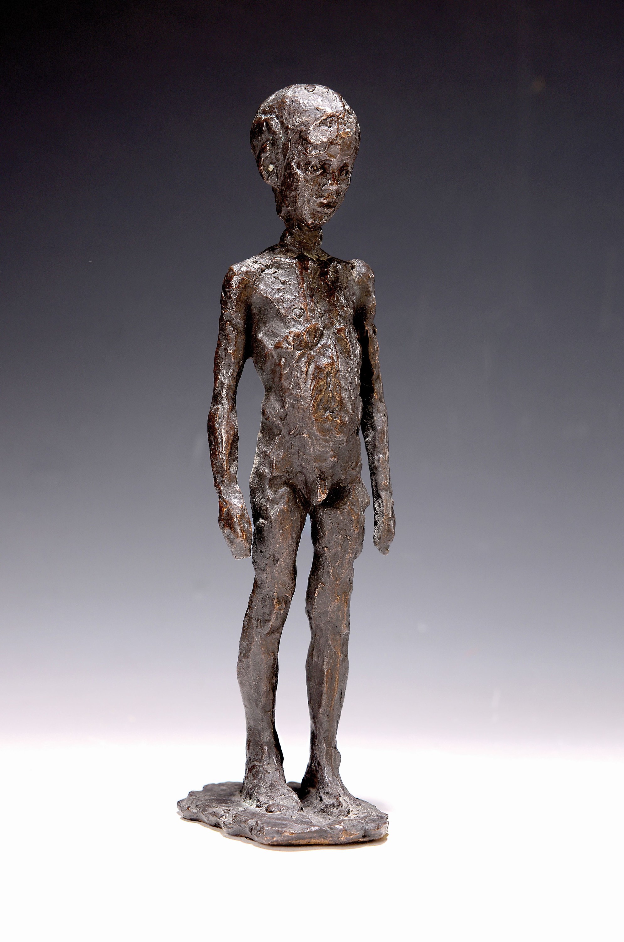 Bronzeskulptur, stehender Knabe, 20. Jh., am Boden dat. 1990, unsigniert, H. ca. 25.5 cm