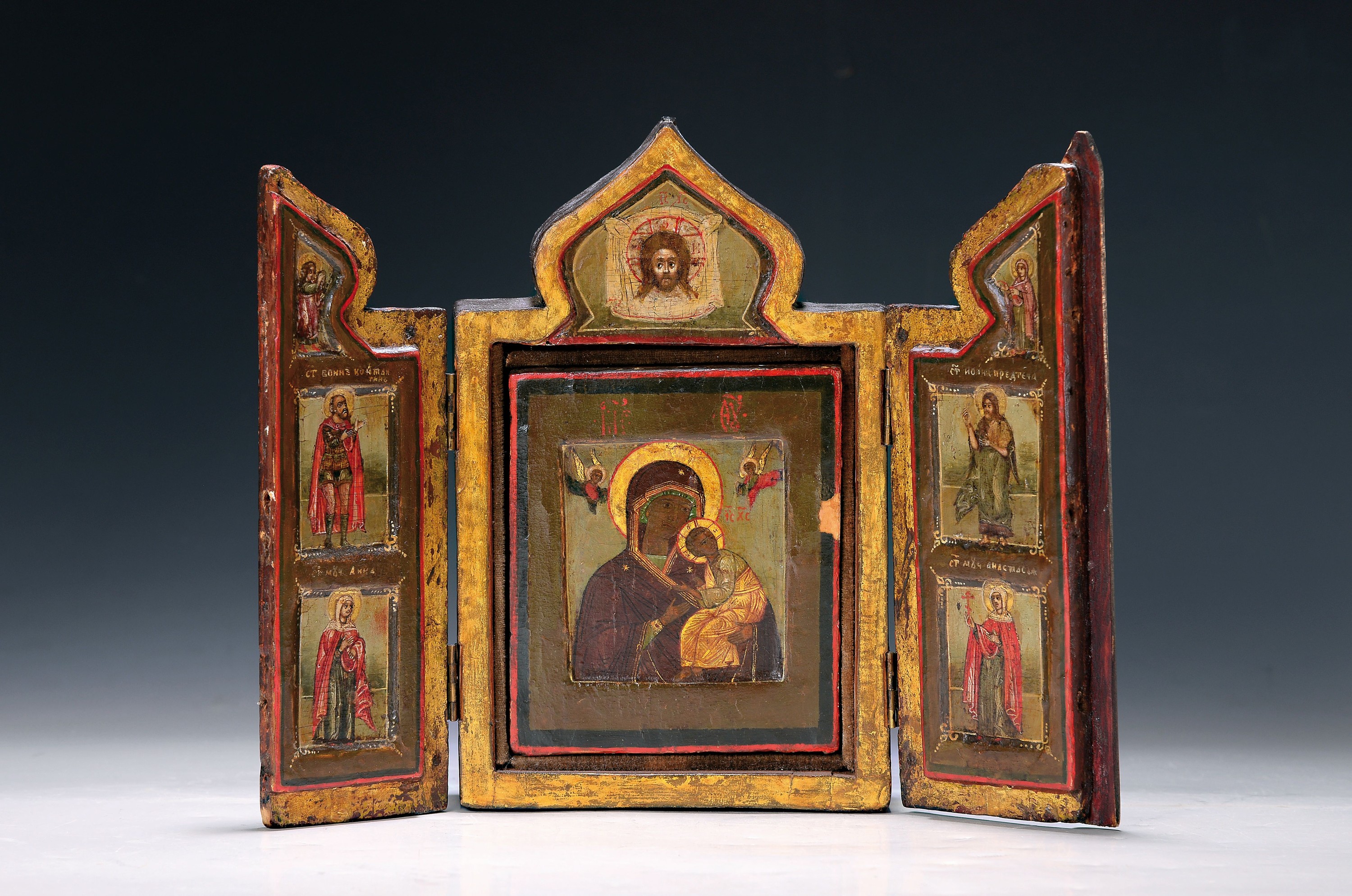 Ikone, Russland, 19. Jh., Triptychon, mittig herausnehmbar kleine Ikone mit Mutter Gottes und Jesuskind,li. Flügel Krieger Konstantin, Hl. Anna, re. ...