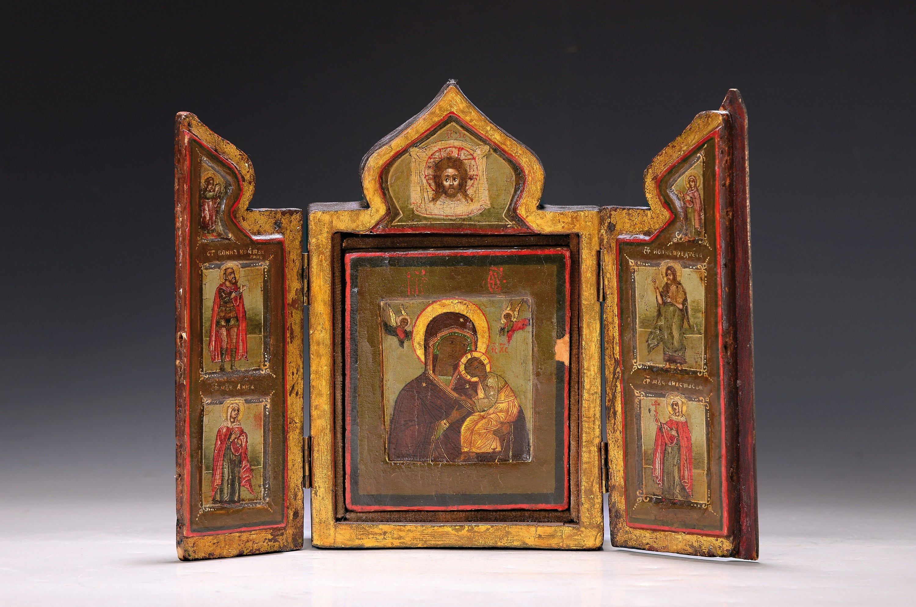 Detail k: Ikone, Russland, 19. Jh., Triptychon, mittig herausnehmbar kleine Ikone mit Mutter Gottes und Jesuskind,li. Flügel Krieger Konstantin, Hl. Anna, re. ...