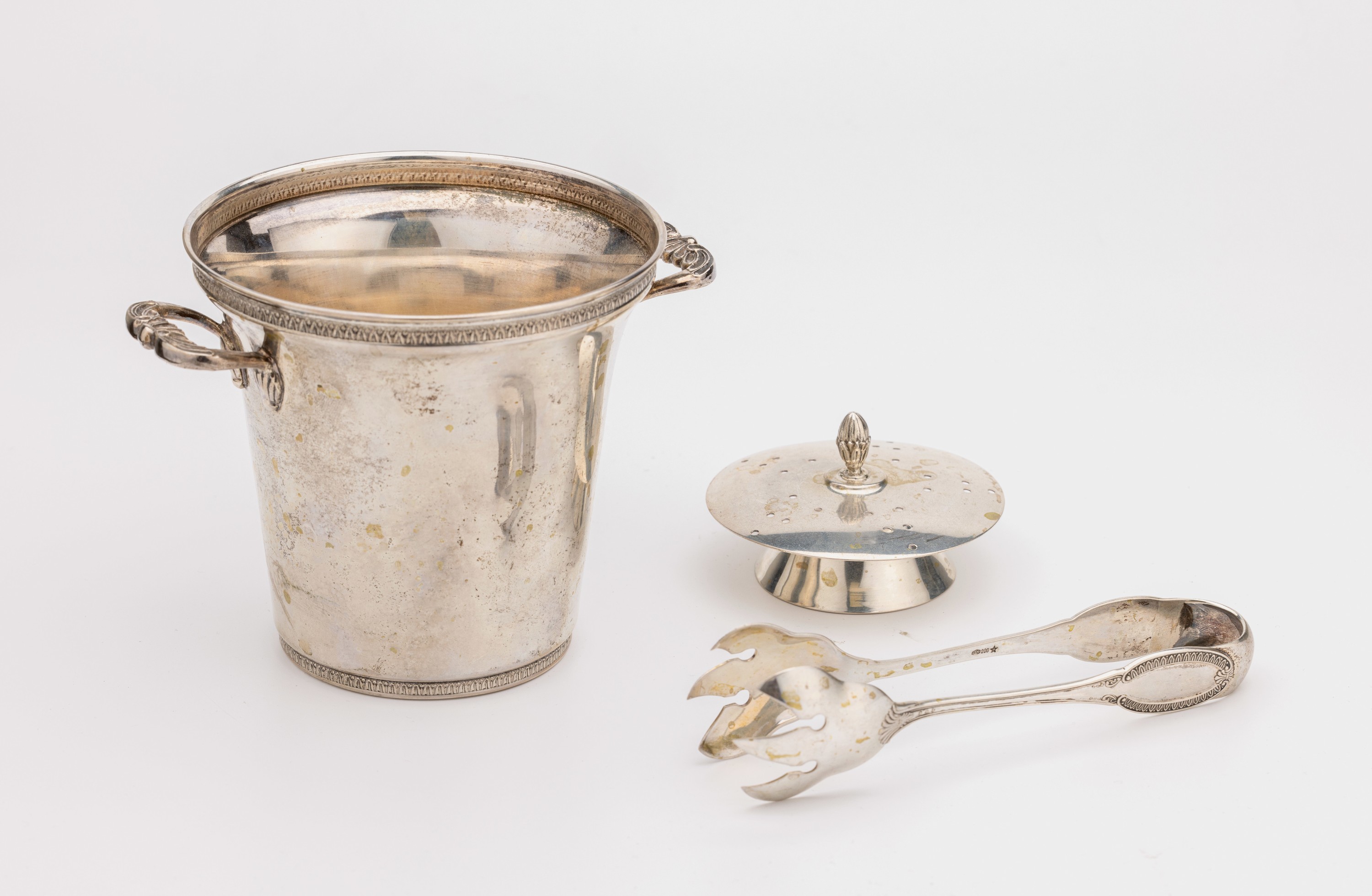 Eiswürfelbehälter mit Zange, 800er Silber, Italien, Akanthusbandverzierung, stil. Muscheldekor, Sieb mit Pinienzapfen, H ca. 11.5 cm, total ca. ...