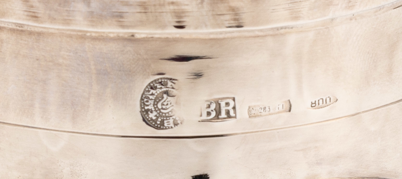Detail c: Henkel-Silberbecher, "Skorpion", 800er Silber, wohl Italien, Meistermarke BR, Treibarbeit, Wandung mit halbplastischem Skorpion, ca. 160 ...