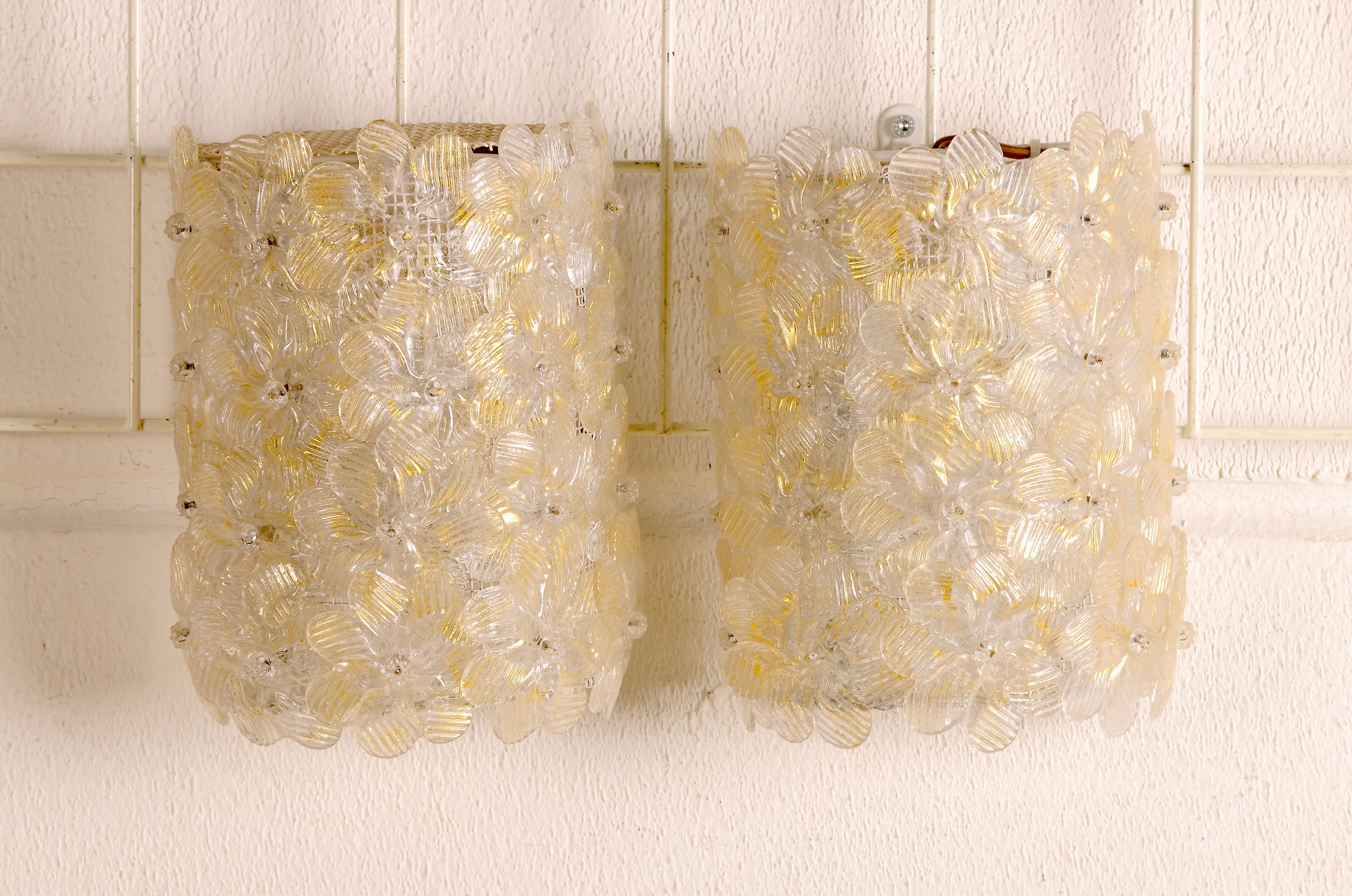 Detail a: Paar Blumendeckenlampen und zwei Wandlampen, wohl 80er Jahre, wohl Barovier & Toso, Metallkorpus mit aufgesetzten farbloses Glasblüten mit ...
