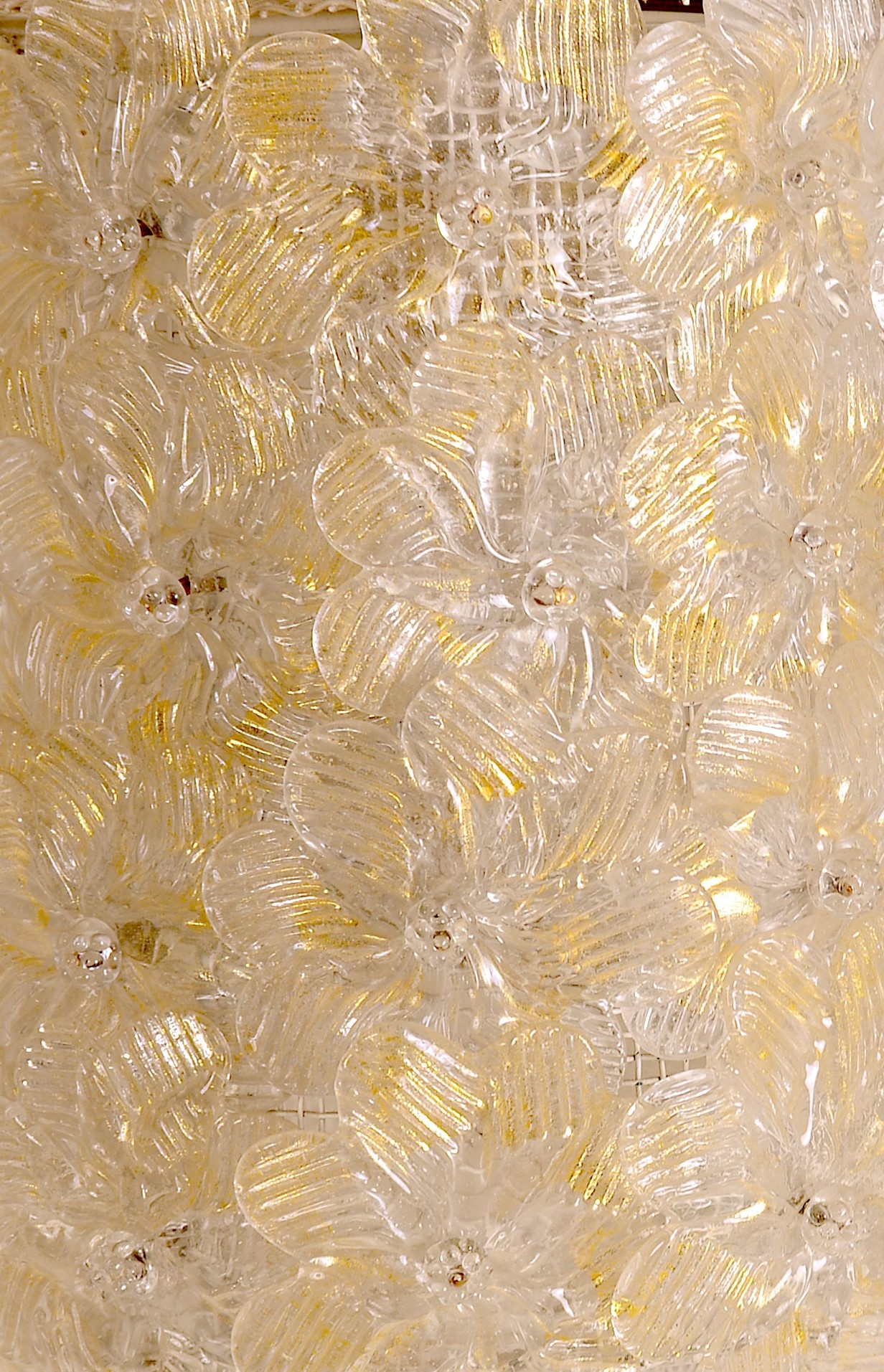 Detail b: Paar Blumendeckenlampen und zwei Wandlampen, wohl 80er Jahre, wohl Barovier & Toso, Metallkorpus mit aufgesetzten farbloses Glasblüten mit ...
