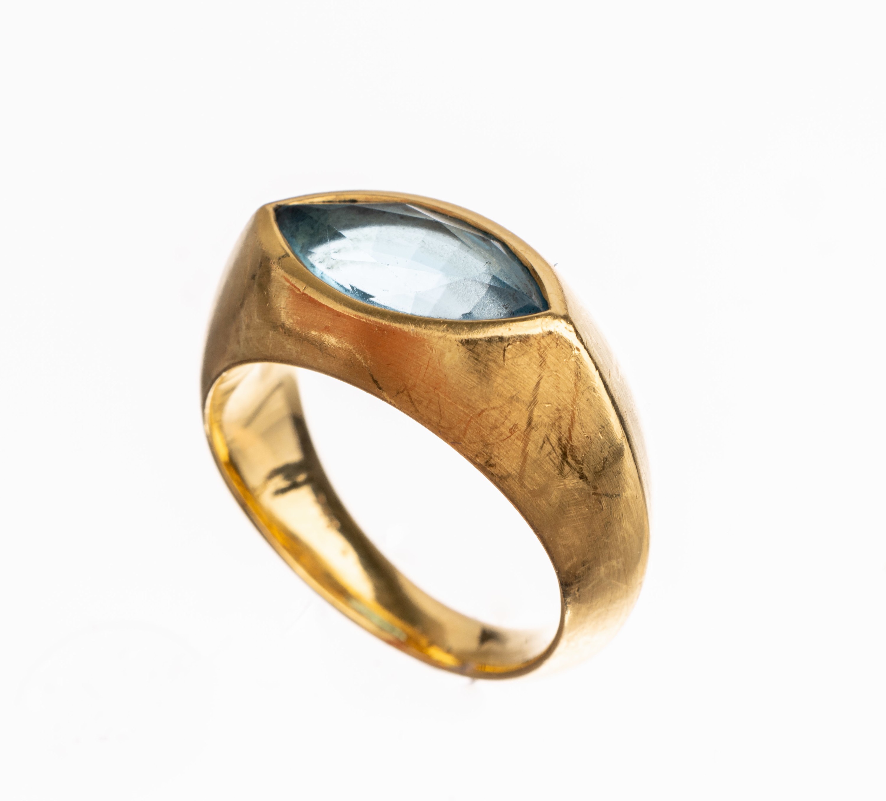 18 kt Gold Topas-Ring, GG 750/000, Topas-Navette (beh.) ca. 3.20 ct, lt. Einlieferer Anfertigung Oliver Nickel, Ettlingen, satiniert, total ca. 15.8 ...