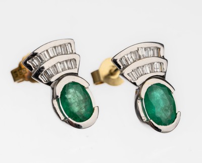 Image 26786815 - Pair of 14 kt gold emerald diamond earrings