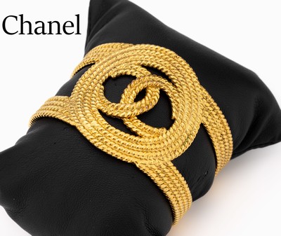 Image CHANEL Armspange Paris, Metall verg., gekordeltes Design, mittig CHANEL Emblem, sign. ...