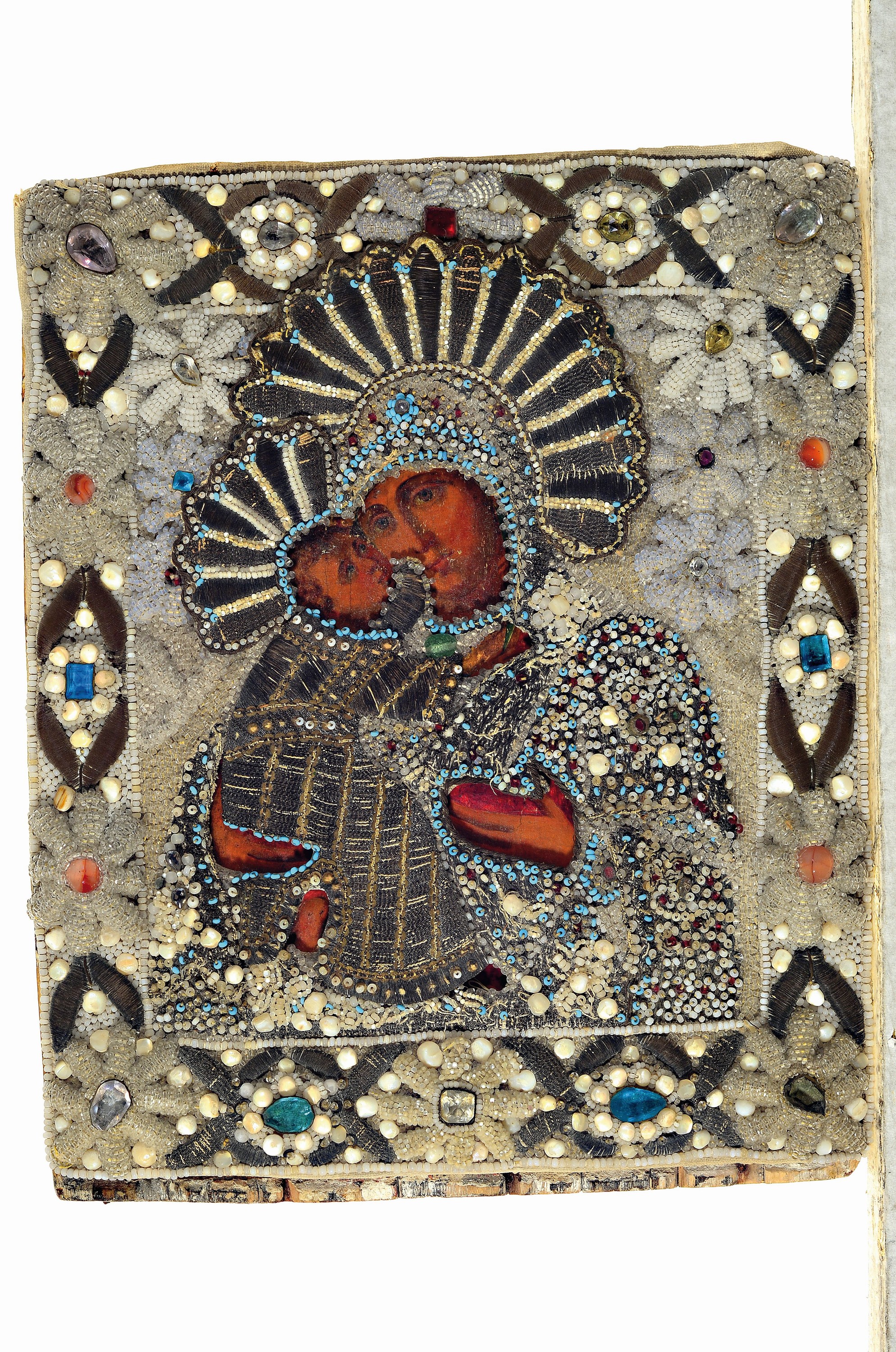 Detail k: Ikone, Russland, 2. Hälfte 19. Jh., Gottesmutter mit Kind, Tempera auf Holz, Randschäden, lose aufgelegtes Oklad aus reicher Perlenstickerei in ...