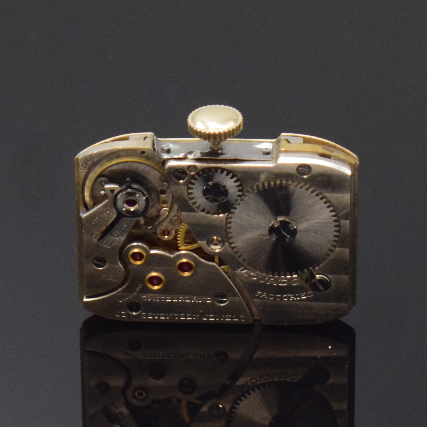 Detail e: MOVADO seltene Herrenarmbanduhr Curviplan in GG 585/000 Referenz 41804, Handaufzug, Schweiz um 1945, 2-teil., gew. Scharniergeh. (Stift zu ers.), ...