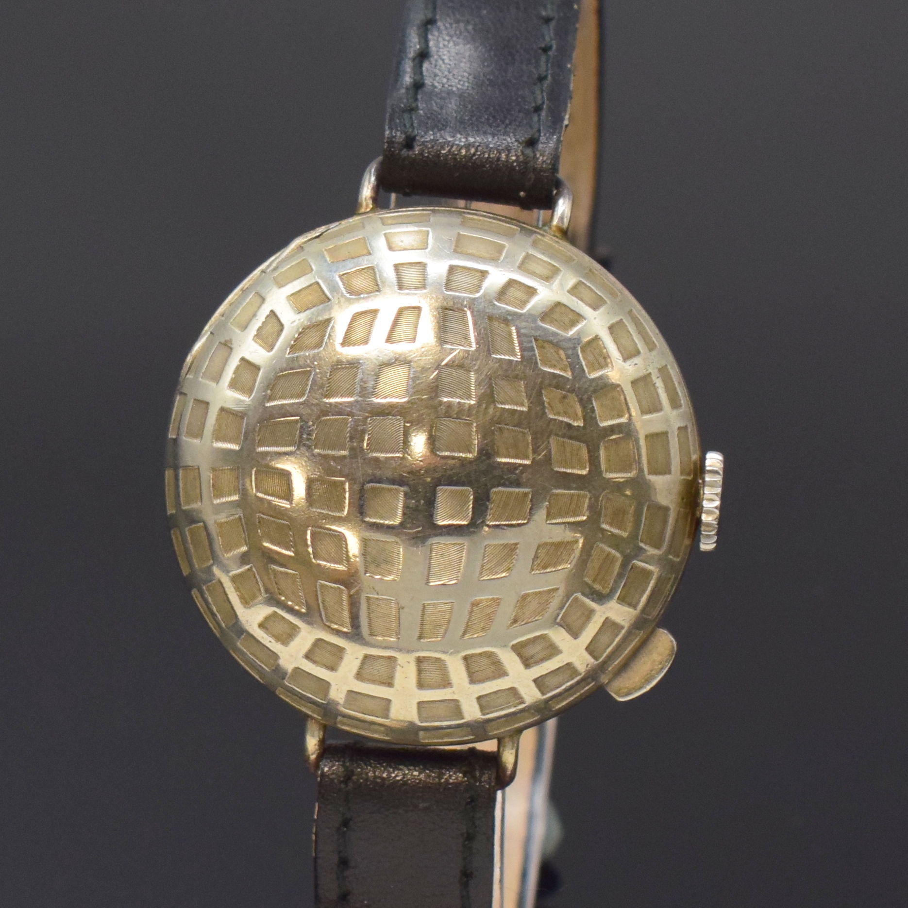 Detail b: TALIS Watch Co. Armbanduhr in Form eines Golfballs, Schweiz/USA um 1940, vers. Geh., Boden verschr., Sprungdeckel, Emailzifferbl. m. arab. Std. ...