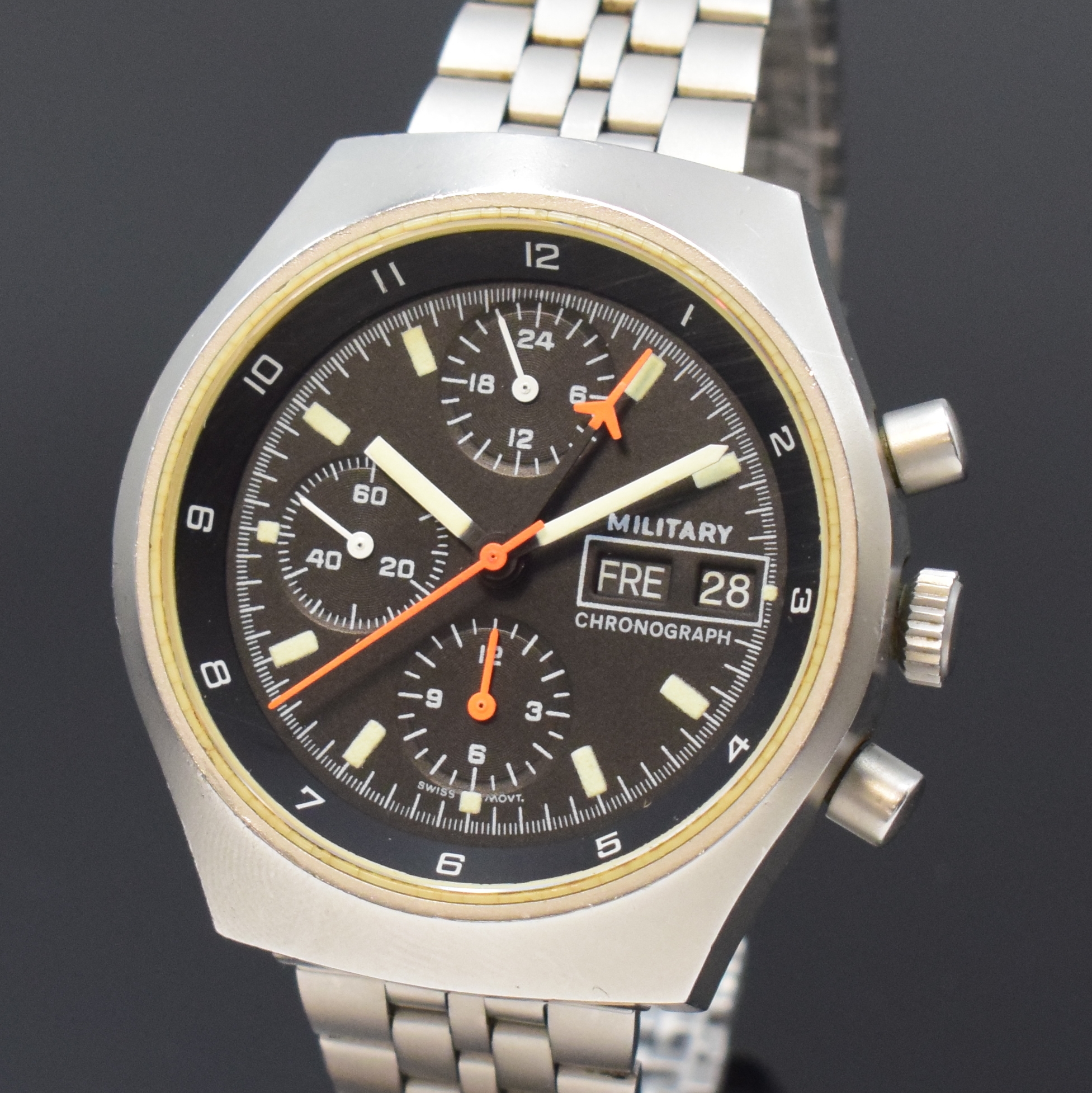 Detail a: ARCTOS Fliegerchronograph der Bundeswehr 6645 -12-194-8642, Schweiz um 1982, Automatik, verschr. Stahlgeh. m. rückseitiger Militärgrav., neutr. ...