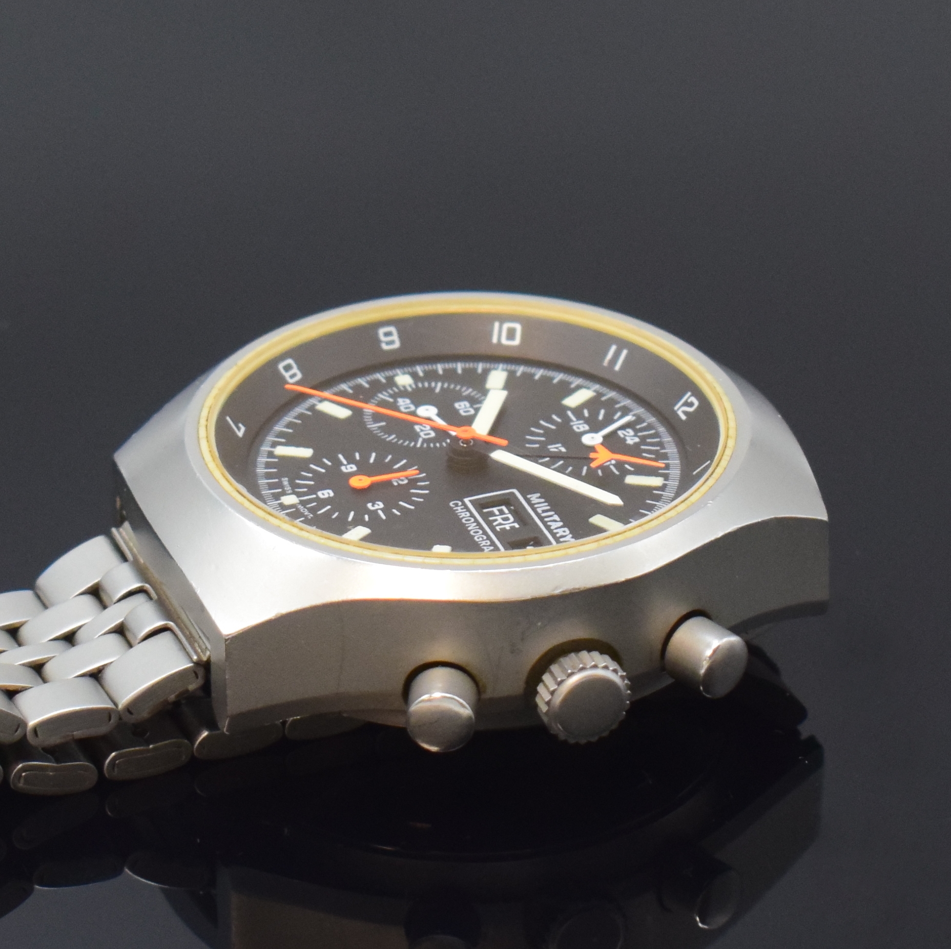 Detail b: ARCTOS Fliegerchronograph der Bundeswehr 6645 -12-194-8642, Schweiz um 1982, Automatik, verschr. Stahlgeh. m. rückseitiger Militärgrav., neutr. ...